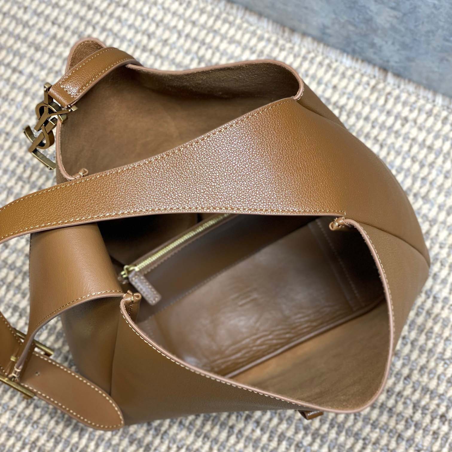 Saint Laurent LE 5 À 7 Supple LARGE In Grained Leather - DopestKickz