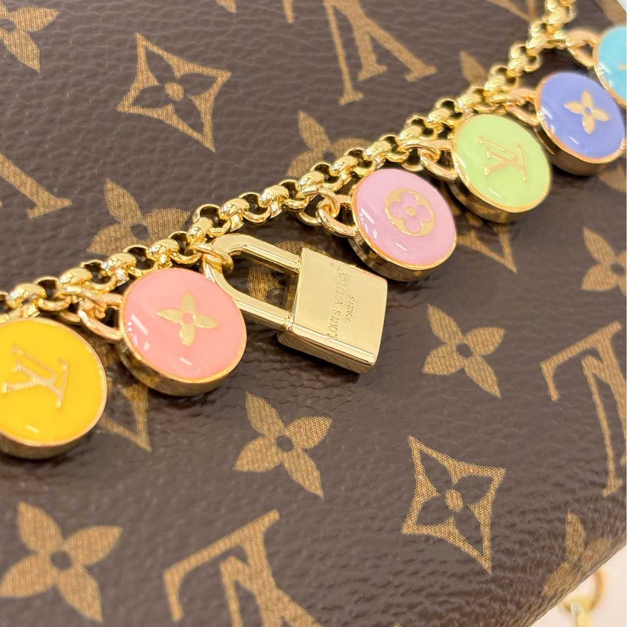 Louis Vuitton Pouch Metis Belt M4588Z - DopestKickz