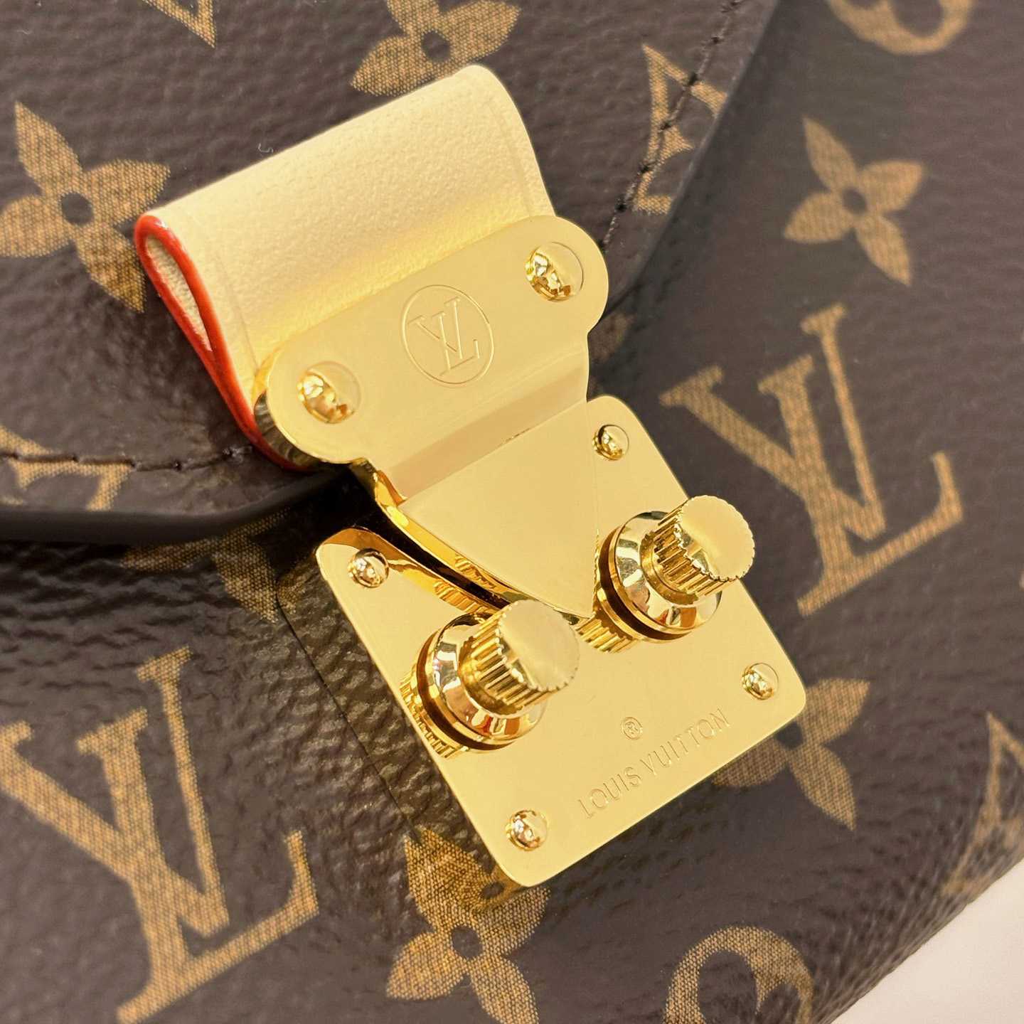 Louis Vuitton Pouch Metis Belt M4588Z - DopestKickz