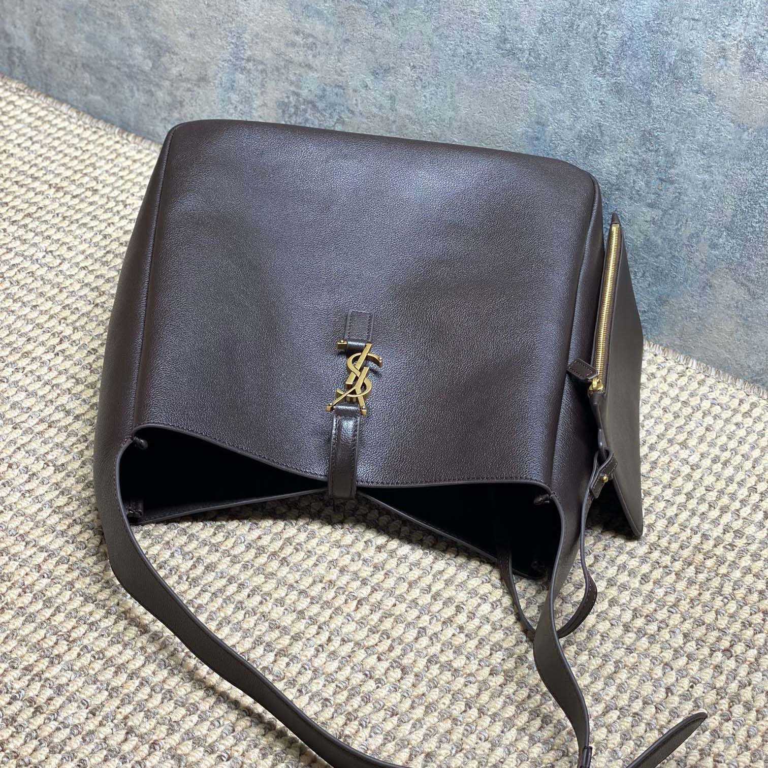 Saint Laurent LE 5 À 7 Supple LARGE In Grained Leather - DopestKickz