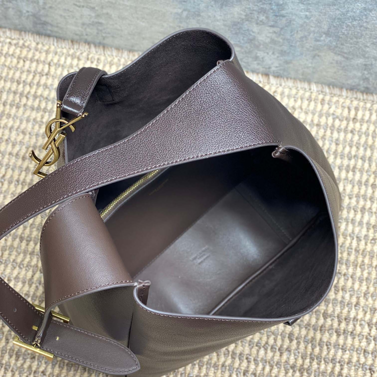 Saint Laurent LE 5 À 7 Supple LARGE In Grained Leather - DopestKickz