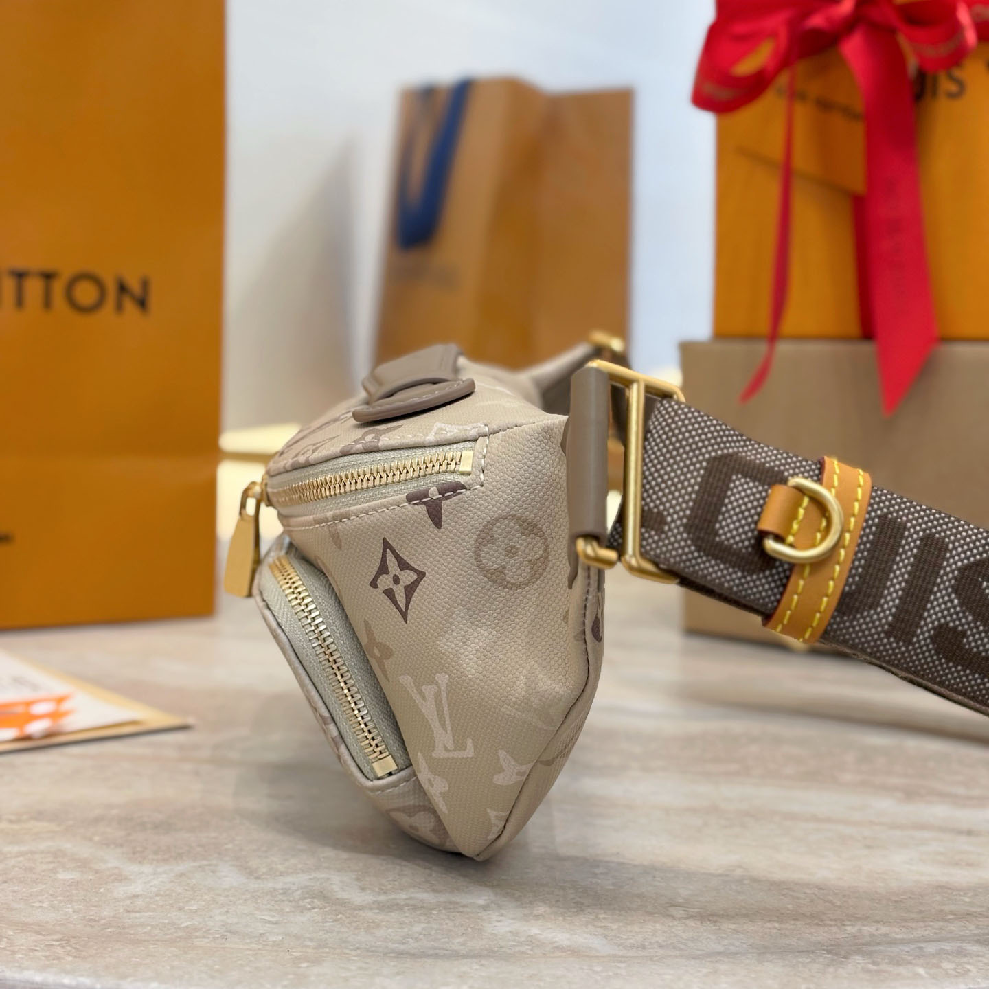 Louis Vuitton Rush Bumbag M29274 - DopestKickz