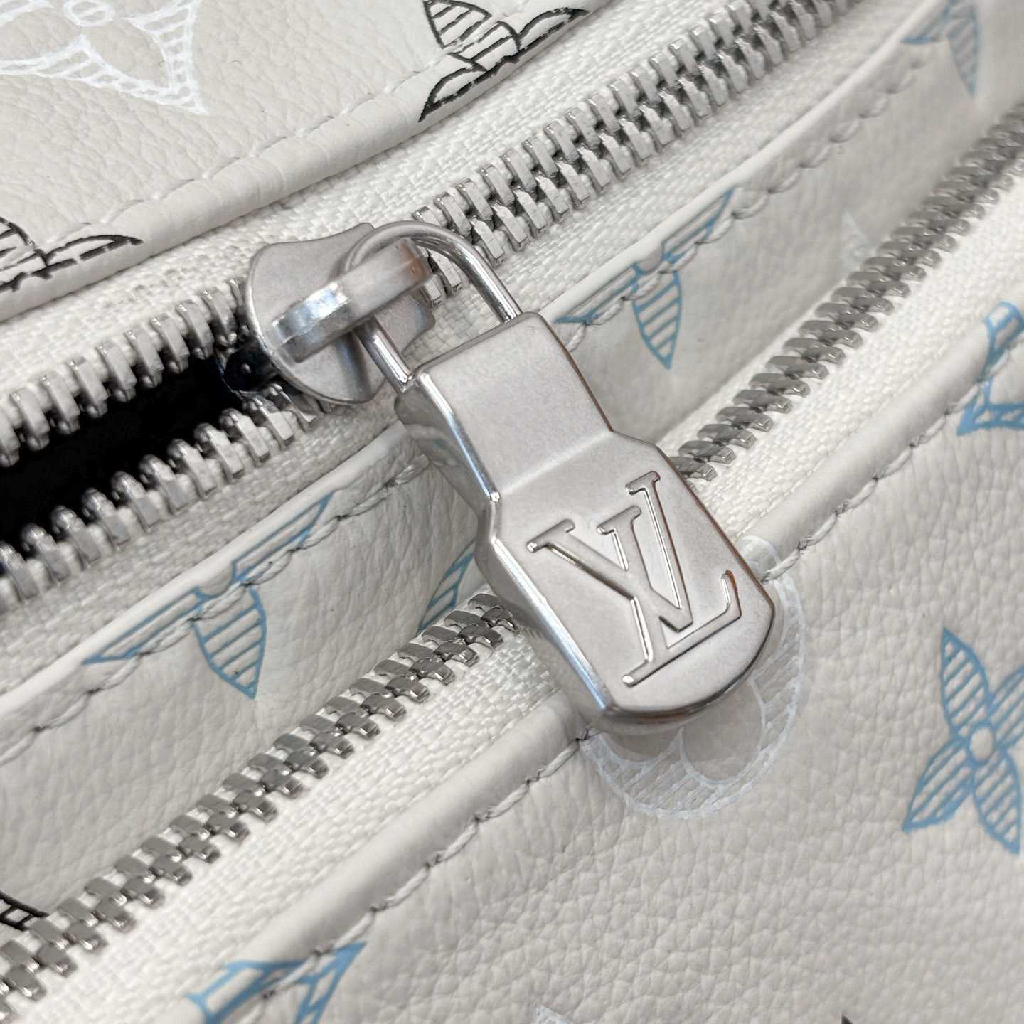 Louis Vuitton Rush Bumbag M28619 - DopestKickz
