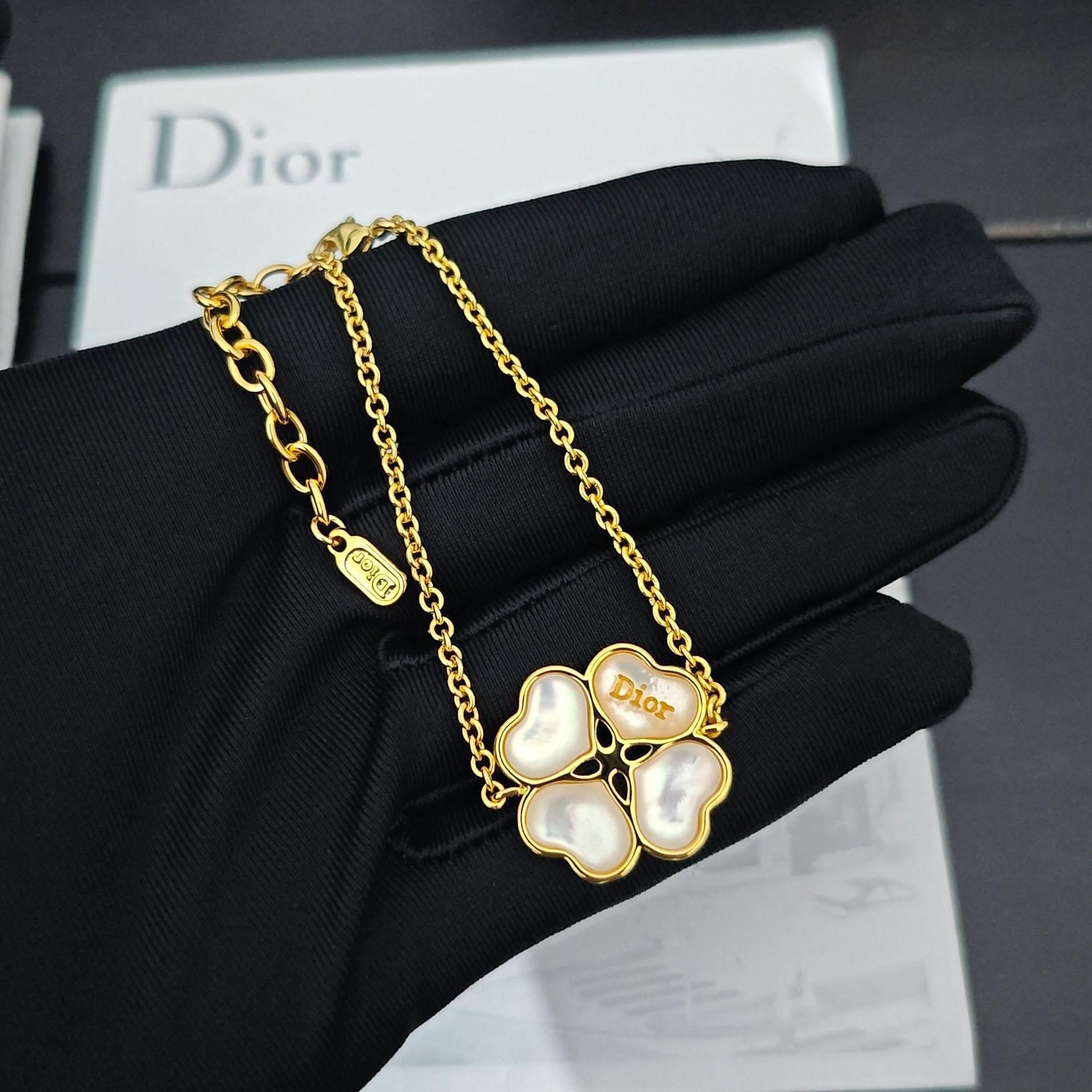 Dior Sparkling Clover Bracelet - DopestKickz