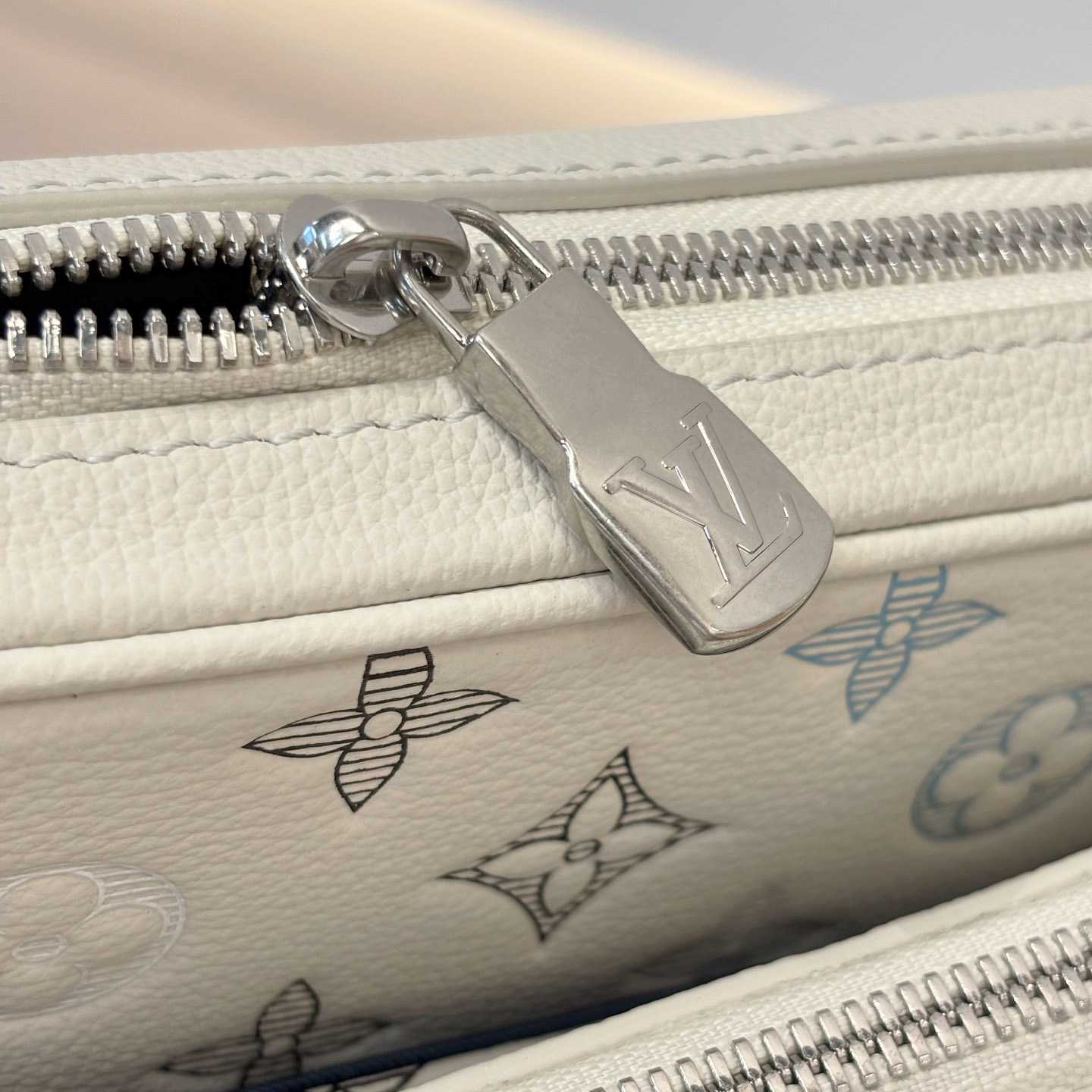 Louis Vuitton Trio Messenger M28854 - DopestKickz