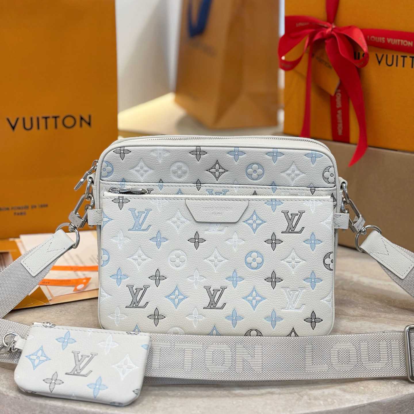 Louis Vuitton Trio Messenger M28854 - DopestKickz
