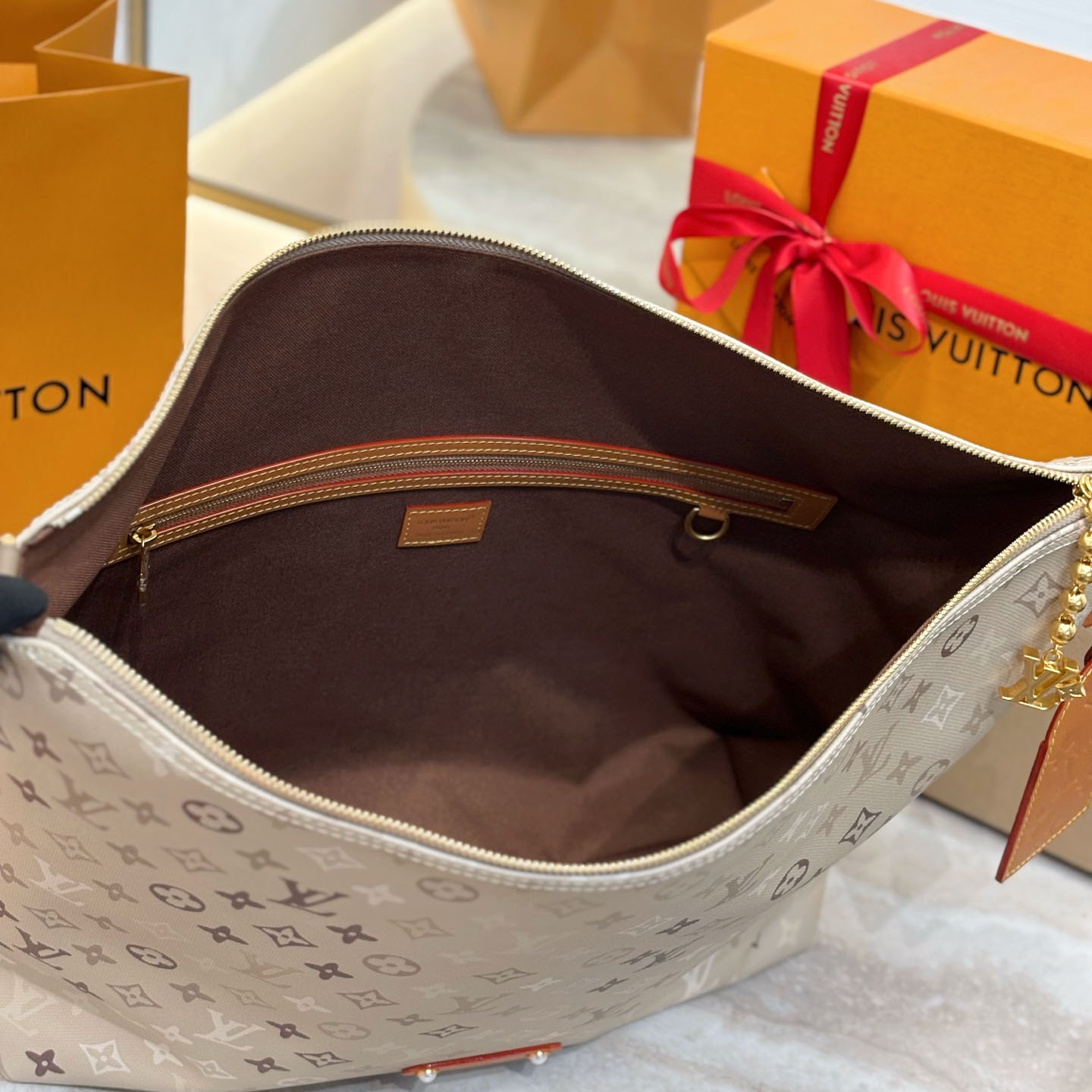 Louis Vuitton Vagabond Hobo M26931 - DopestKickz