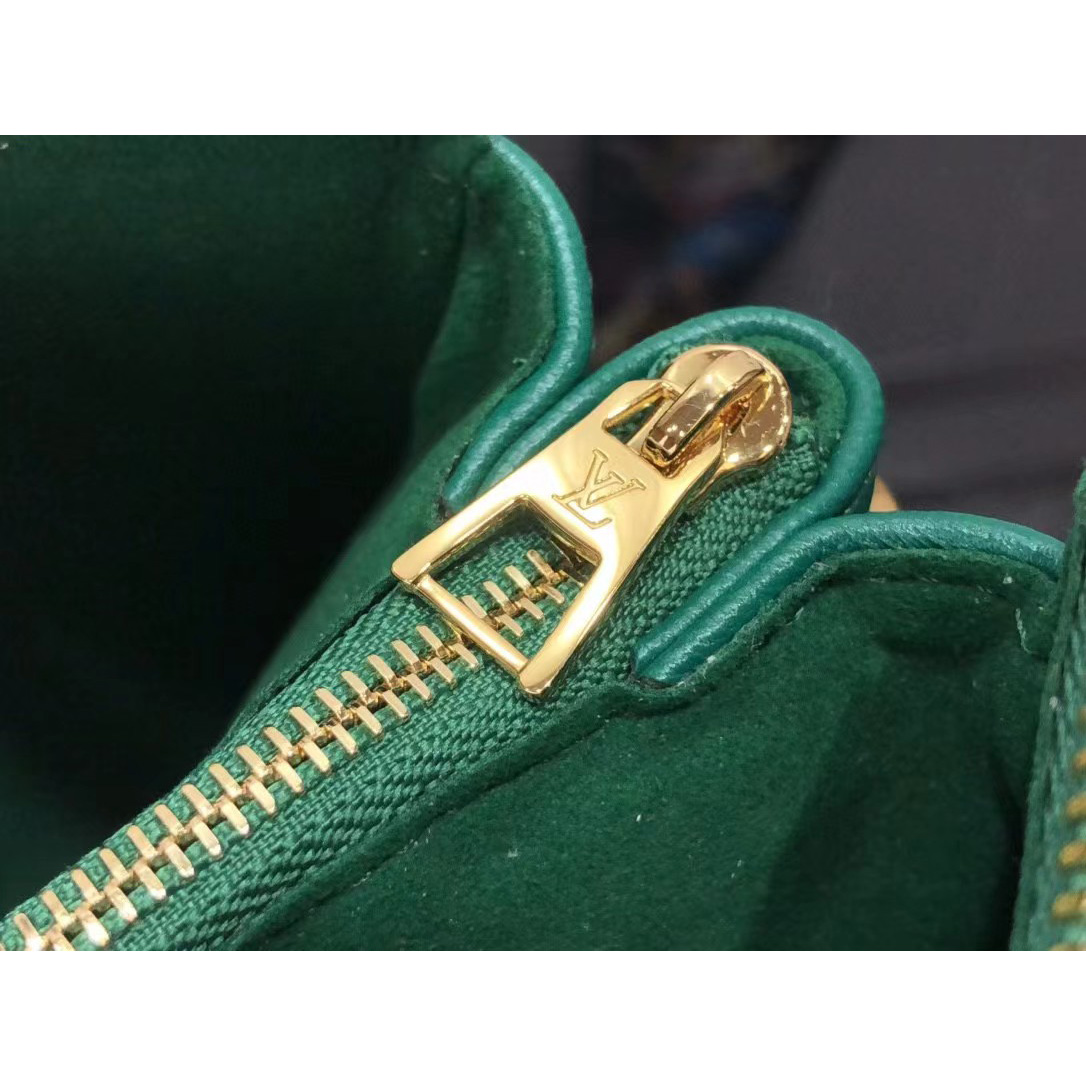 Louis Vuitton  BB Handbag （21 x 16 x 7cm） - DopestKickz