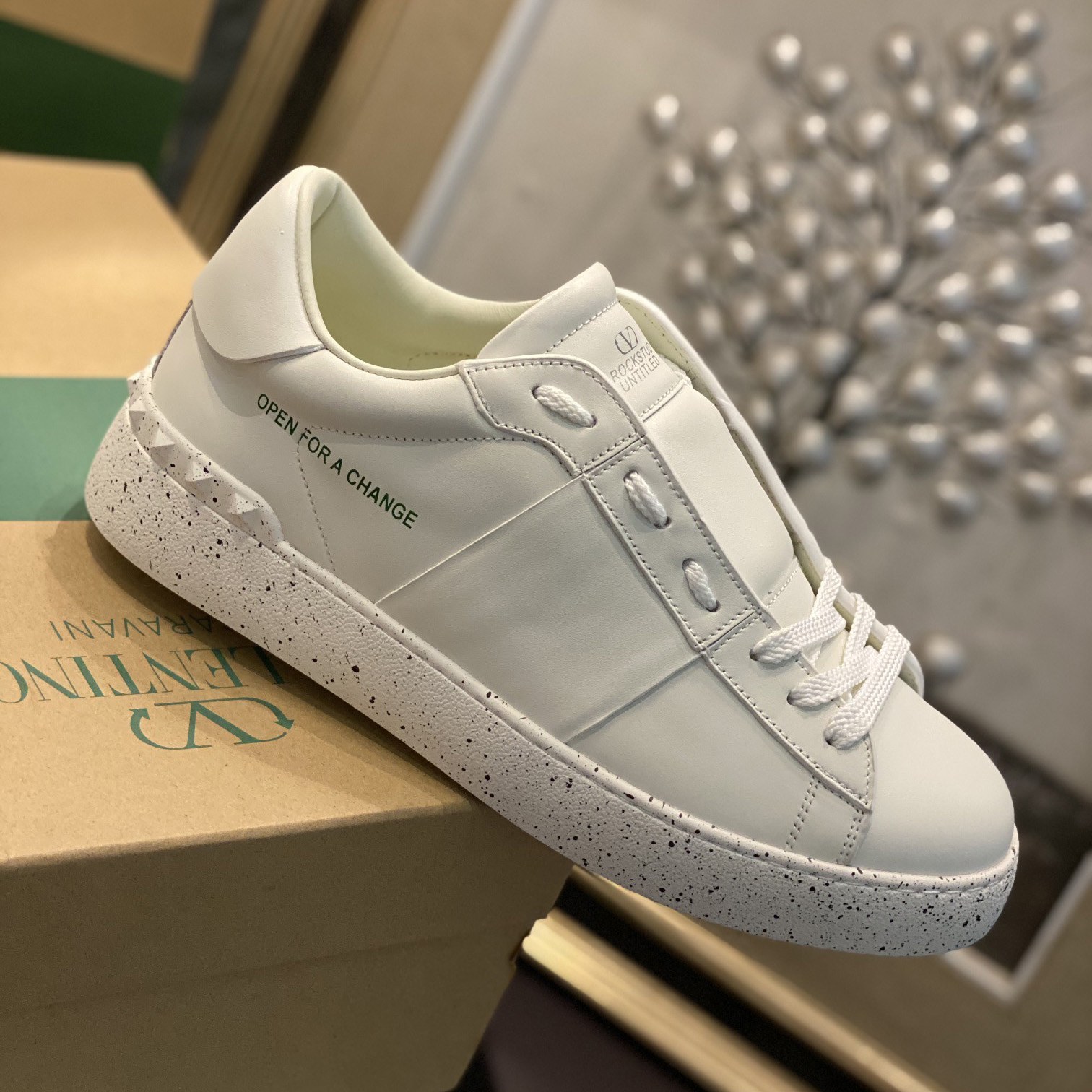Valenti  Open For A Change Sneaker In Bio-Based Material In White - DopestKickz