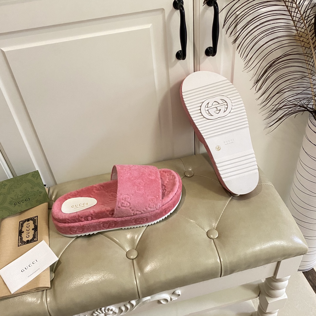 Gucci Women's GG Platform Sandal - DopestKickz