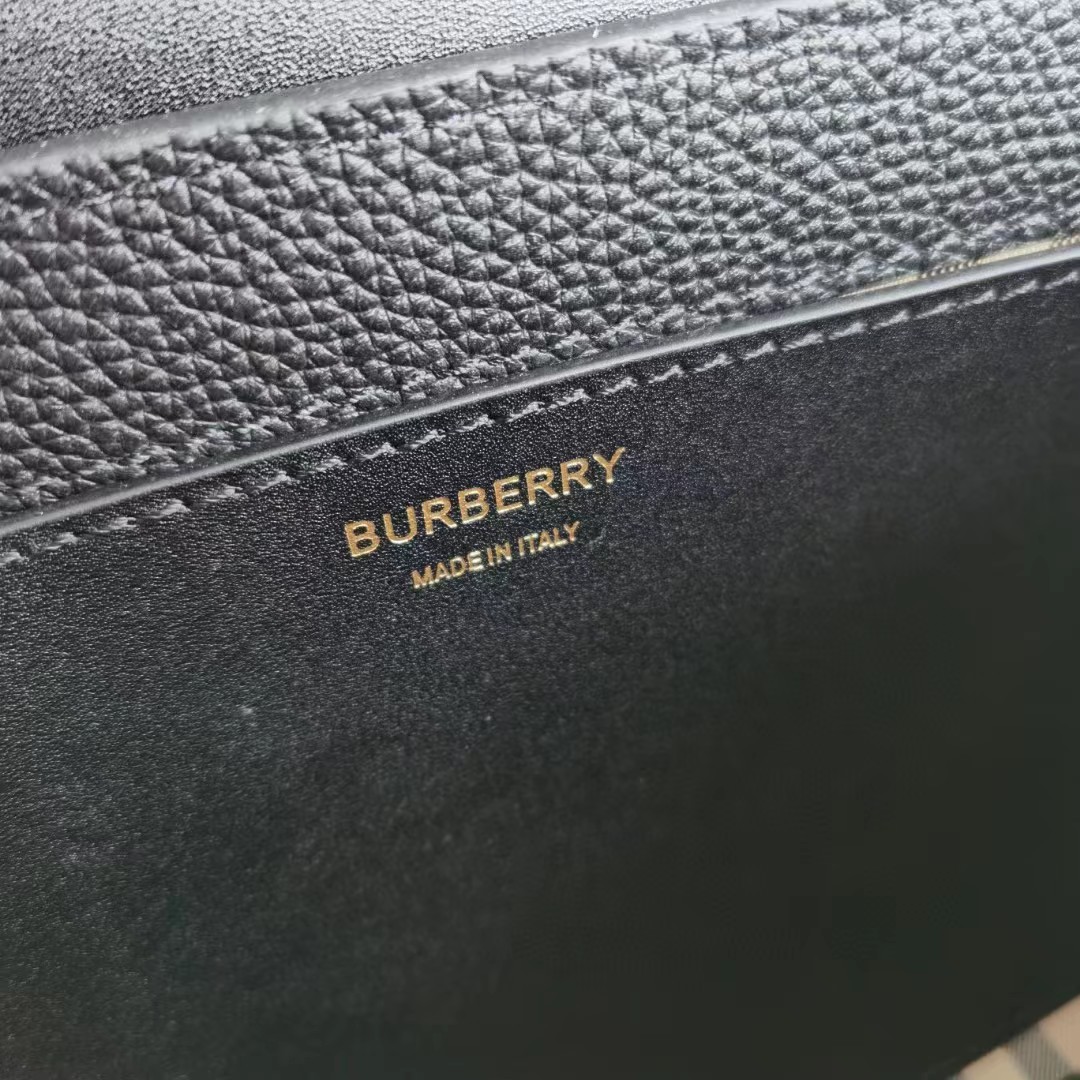 Burberry Hackberry Leather Cross -Body Bag (25-18-8.5cm) - DopestKickz