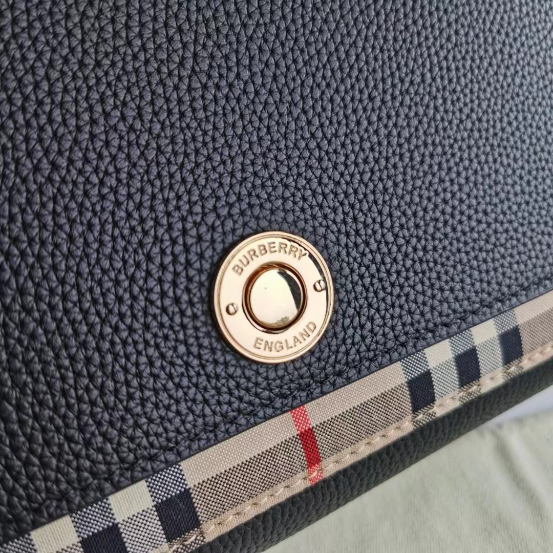 Burberry Hackberry Leather Cross -Body Bag (25-18-8.5cm) - DopestKickz