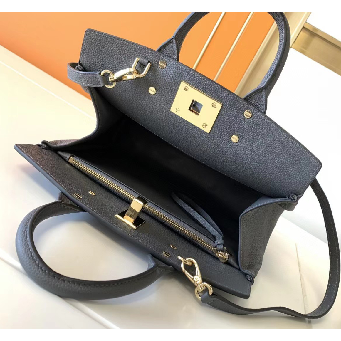 Ferragamo Studio Soft Bag(29-25-14.5cm)   21H159 - DopestKickz