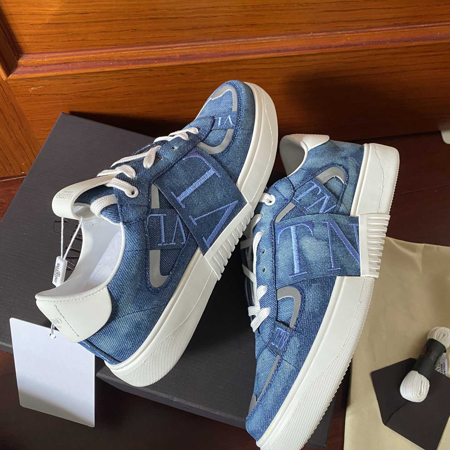 Valenti Low-Top Calfskin Vl7n Sneaker With Bands - DopestKickz