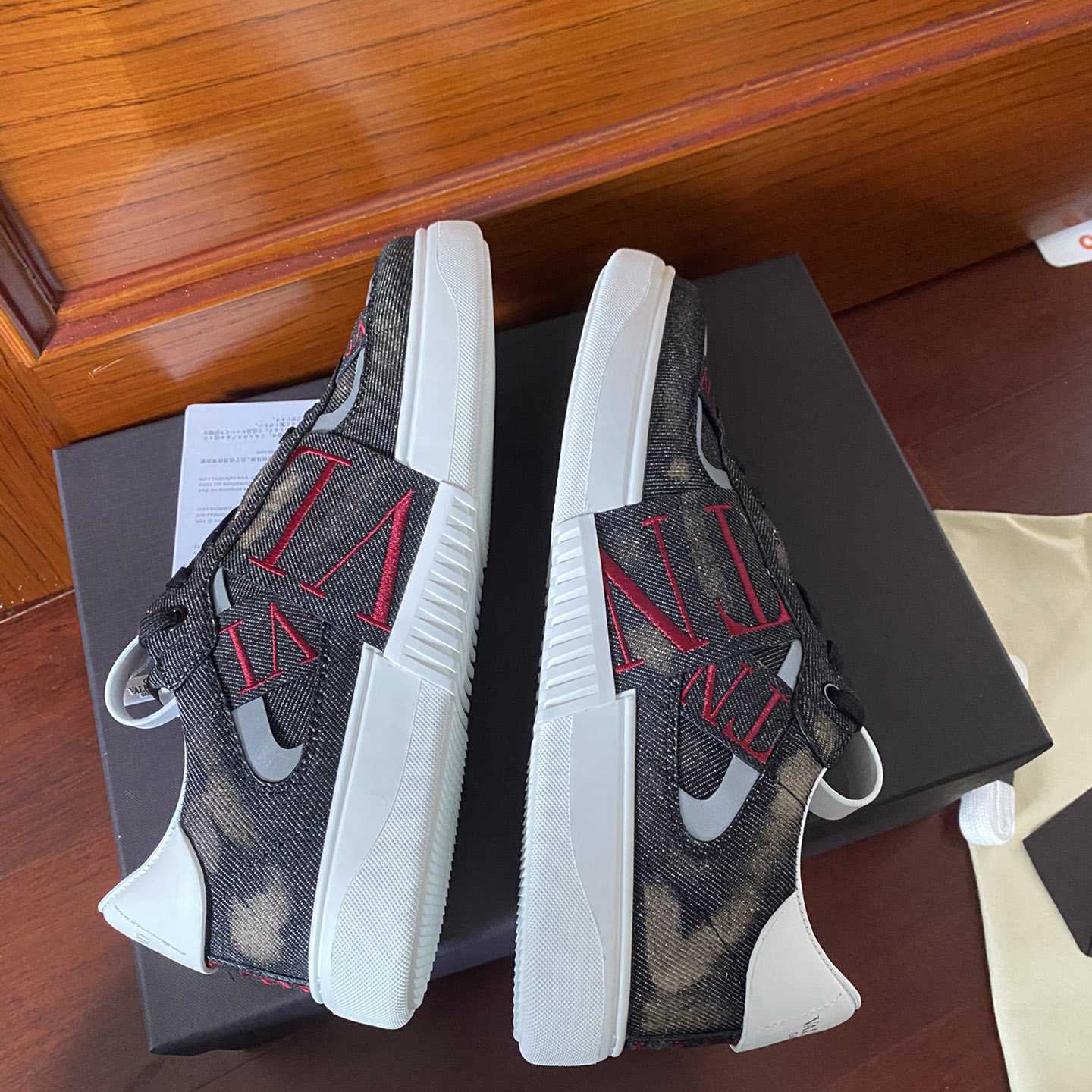 Valenti Low-Top Calfskin Vl7n Sneaker With Bands - DopestKickz