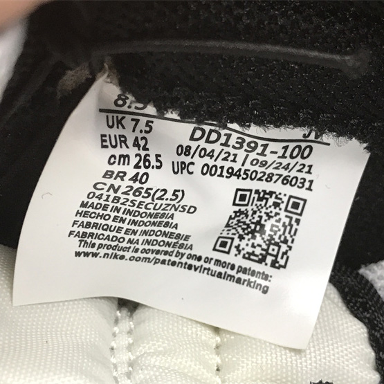 Nike SB Dunk Low EWB “Knicks” Sneaker   DD1391-100  - DopestKickz