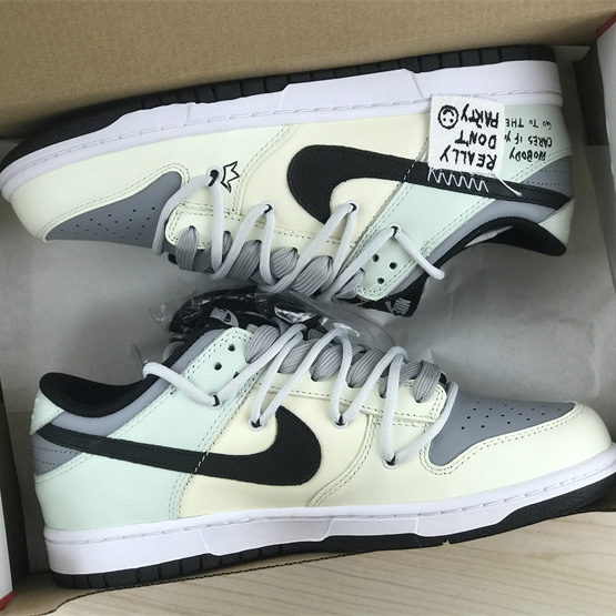 Nike SB Dunk Low EWB “Knicks” Sneaker   DD1391-100  - DopestKickz