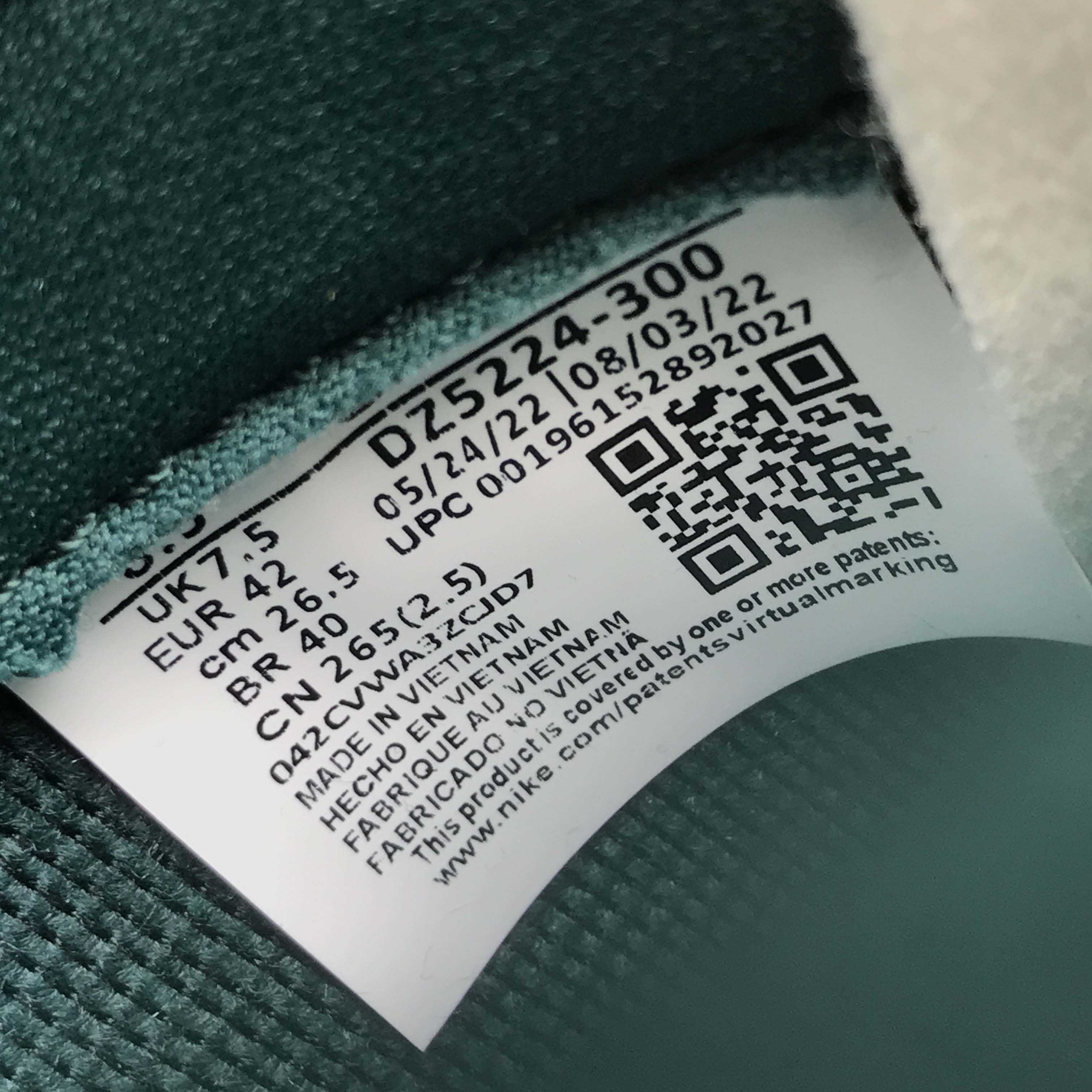 Nike Dunk Low “Green Velvet“ Sneaker   DZ5224-300 - DopestKickz