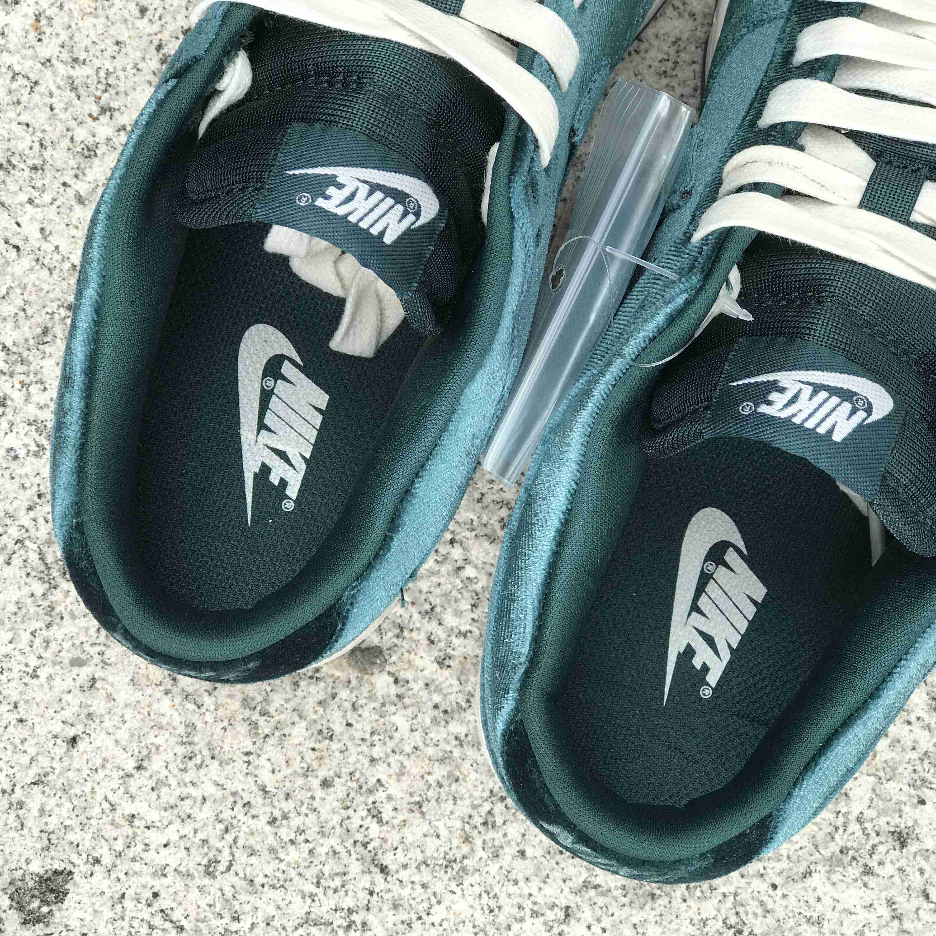 Nike Dunk Low “Green Velvet“ Sneaker   DZ5224-300 - DopestKickz