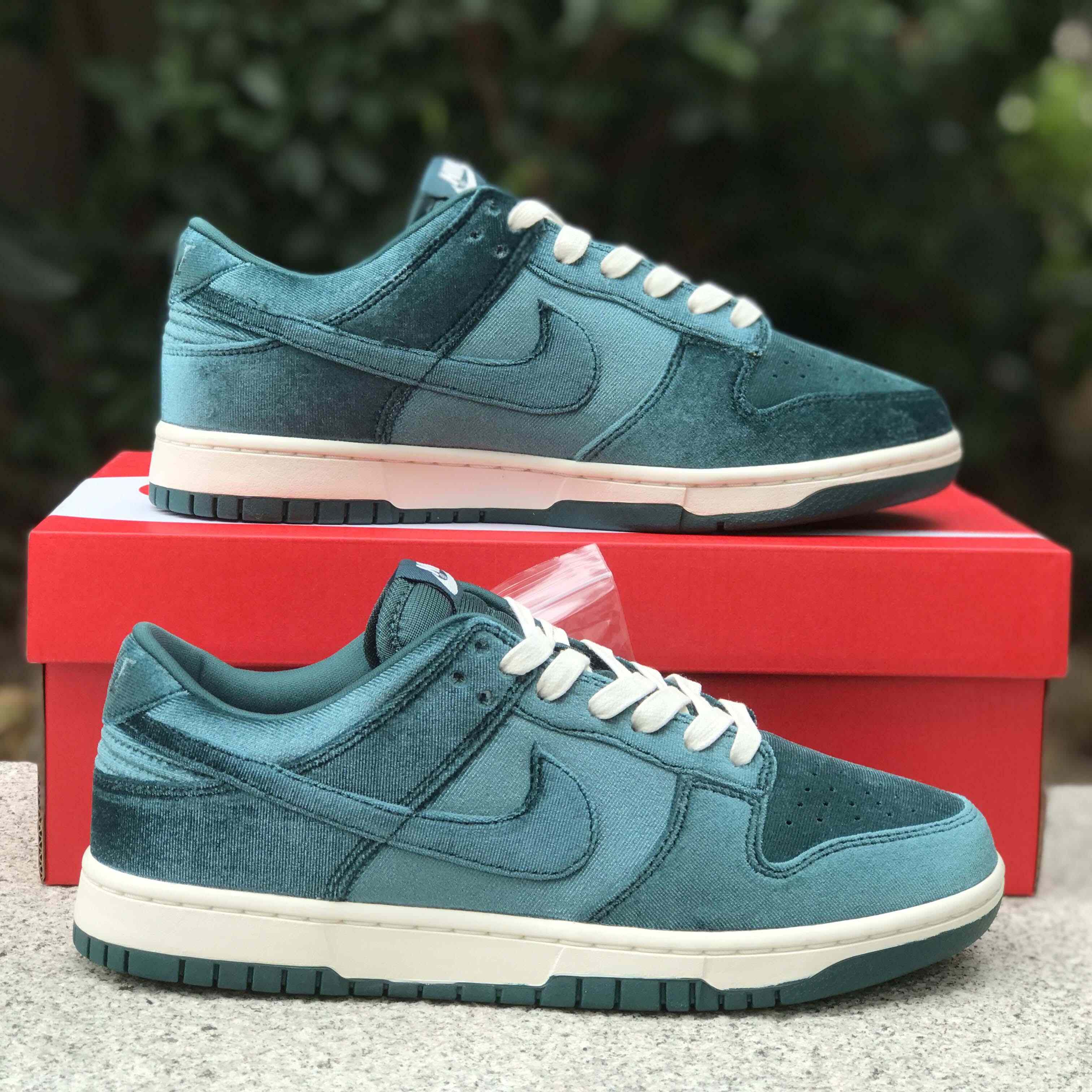 Nike Dunk Low “Green Velvet“ Sneaker   DZ5224-300 - DopestKickz