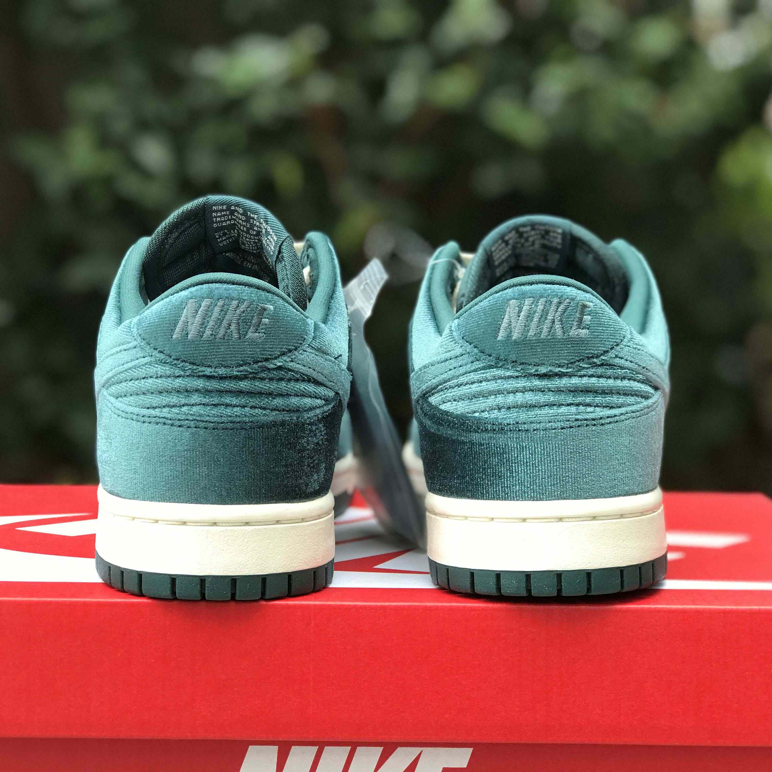 Nike Dunk Low “Green Velvet“ Sneaker   DZ5224-300 - DopestKickz