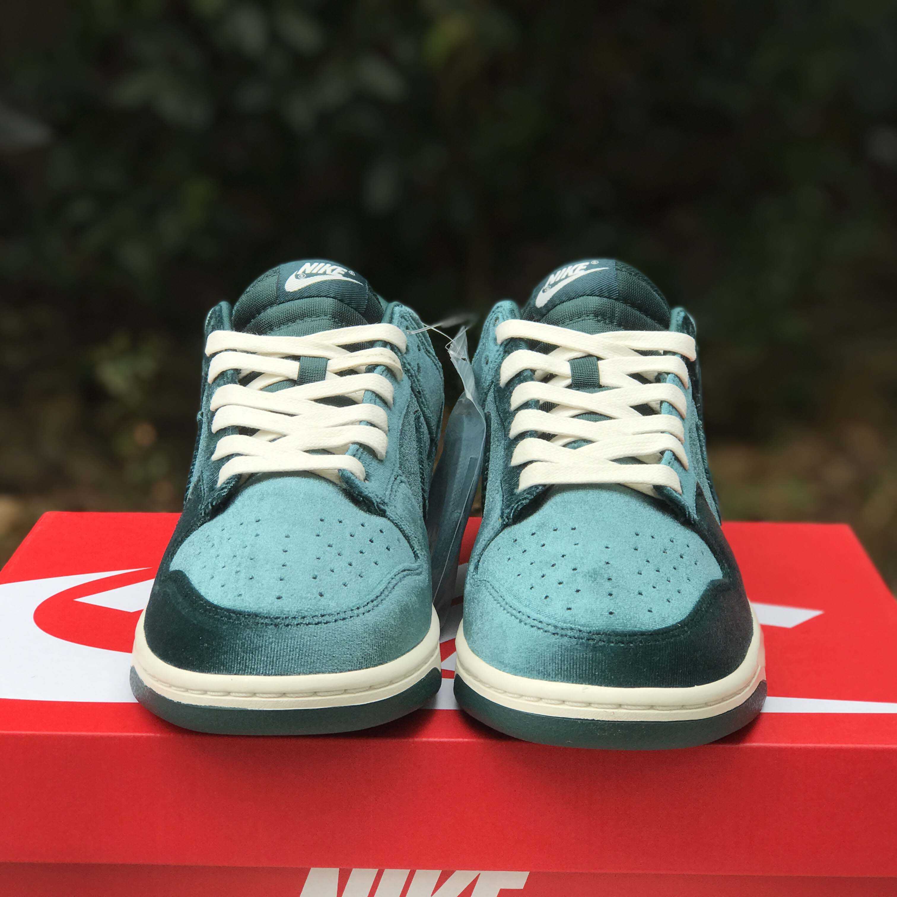 Nike Dunk Low “Green Velvet“ Sneaker   DZ5224-300 - DopestKickz