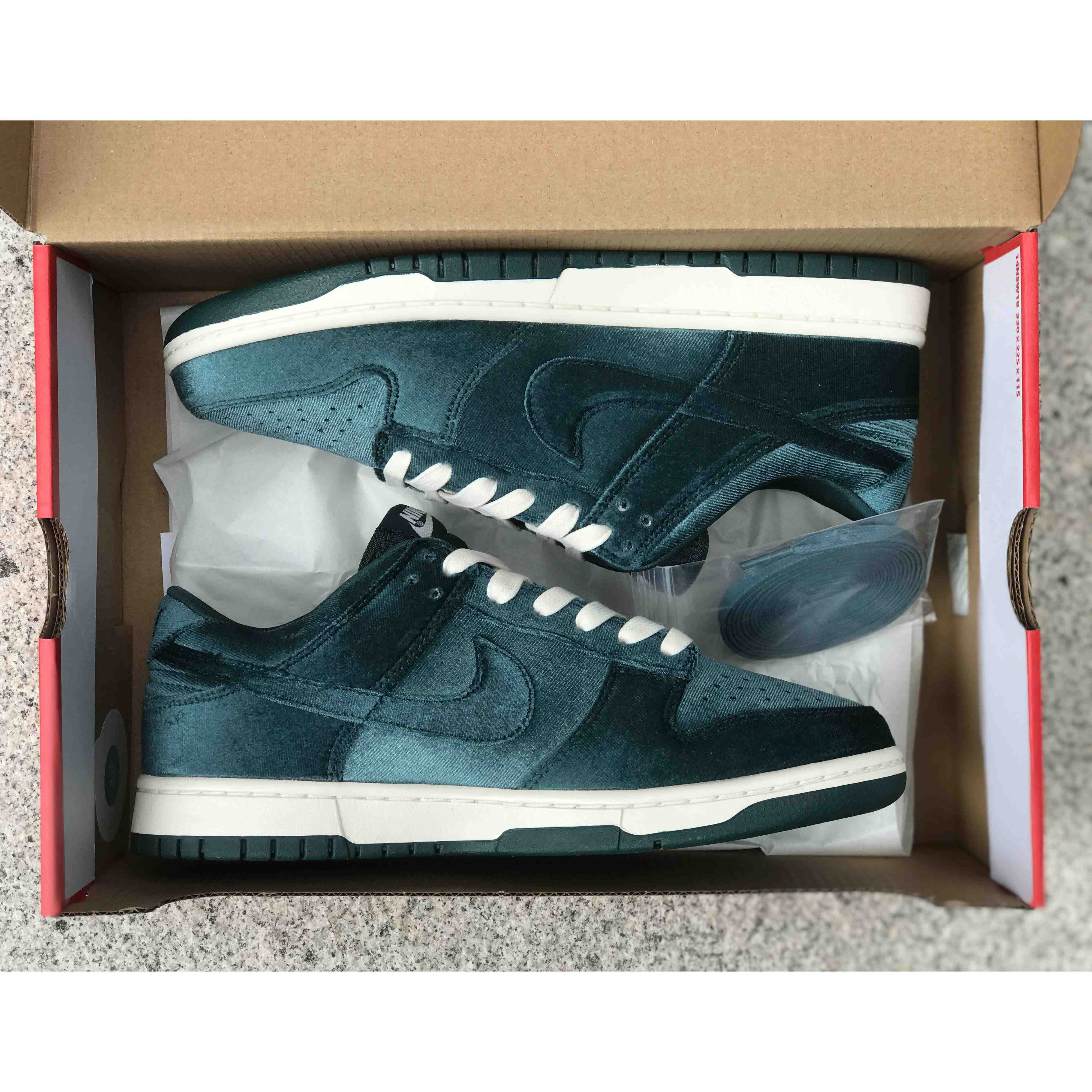 Nike Dunk Low “Green Velvet“ Sneaker   DZ5224-300 - DopestKickz