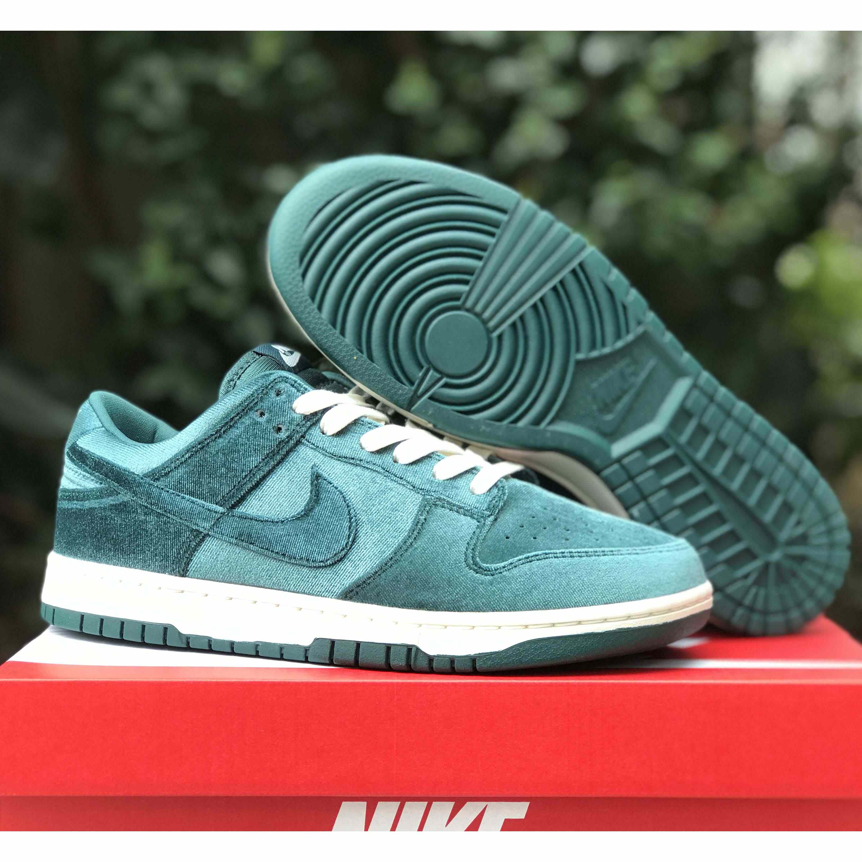 Nike Dunk Low “Green Velvet“ Sneaker   DZ5224-300 - DopestKickz