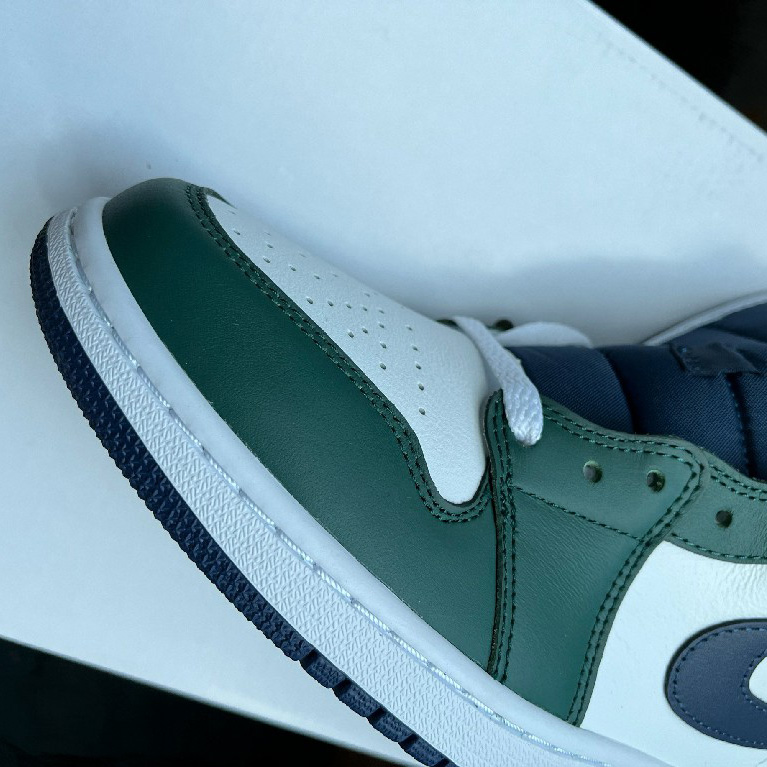 Air Jordan 1 Mid  Sneaker      DZ5326-300 - DopestKickz