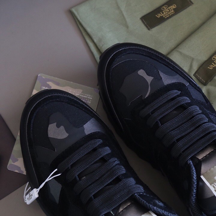 Valenti Garavani Black Rockrunner Sneakers - DopestKickz