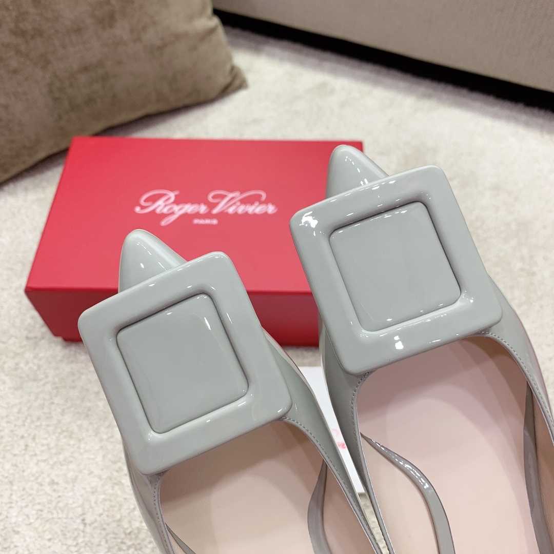 Roger Vivier Trompette Metal Buckle Pumps In Patent Leather - DopestKickz