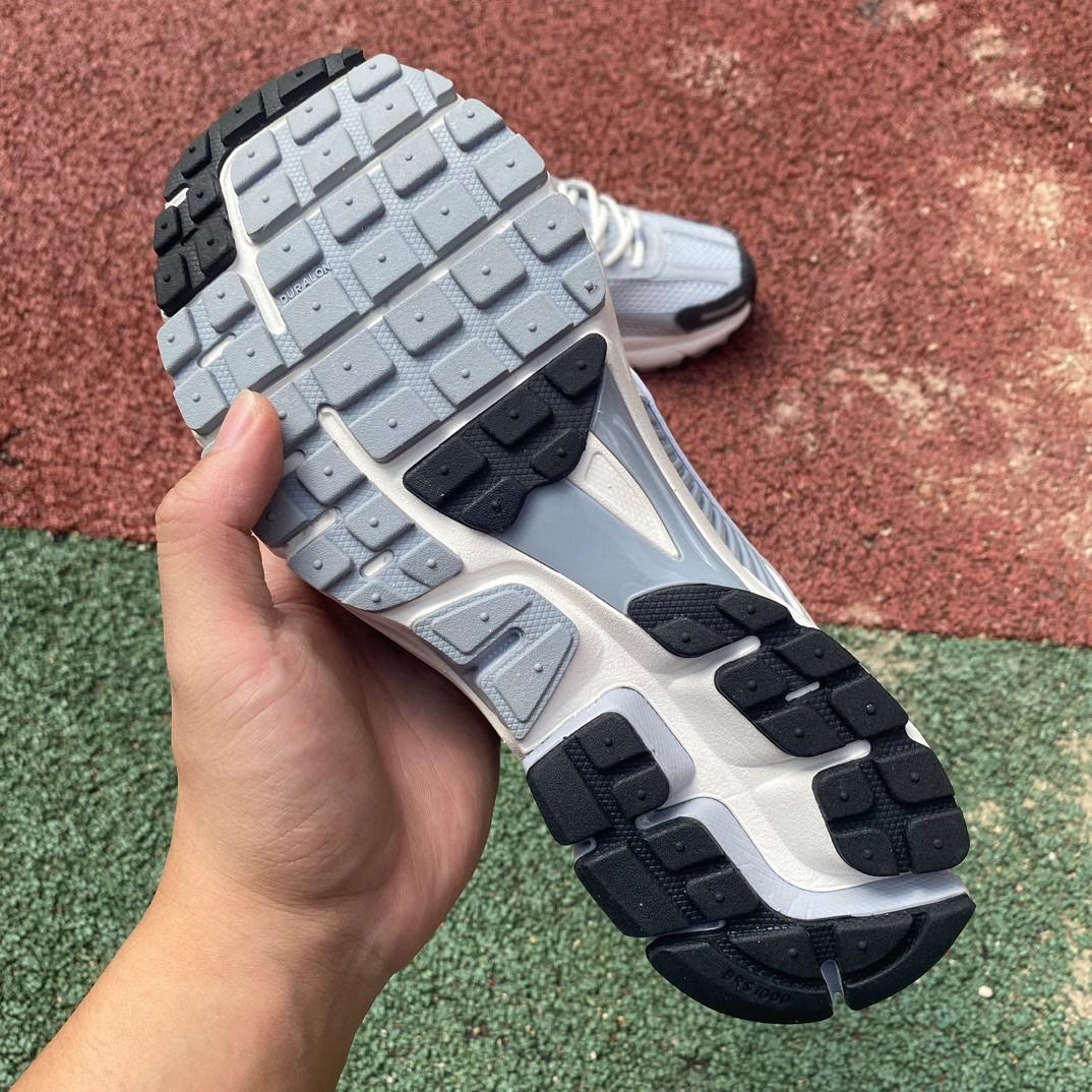 Nike Air Zoom Vomero Sneaker      FD9919-001 - DopestKickz