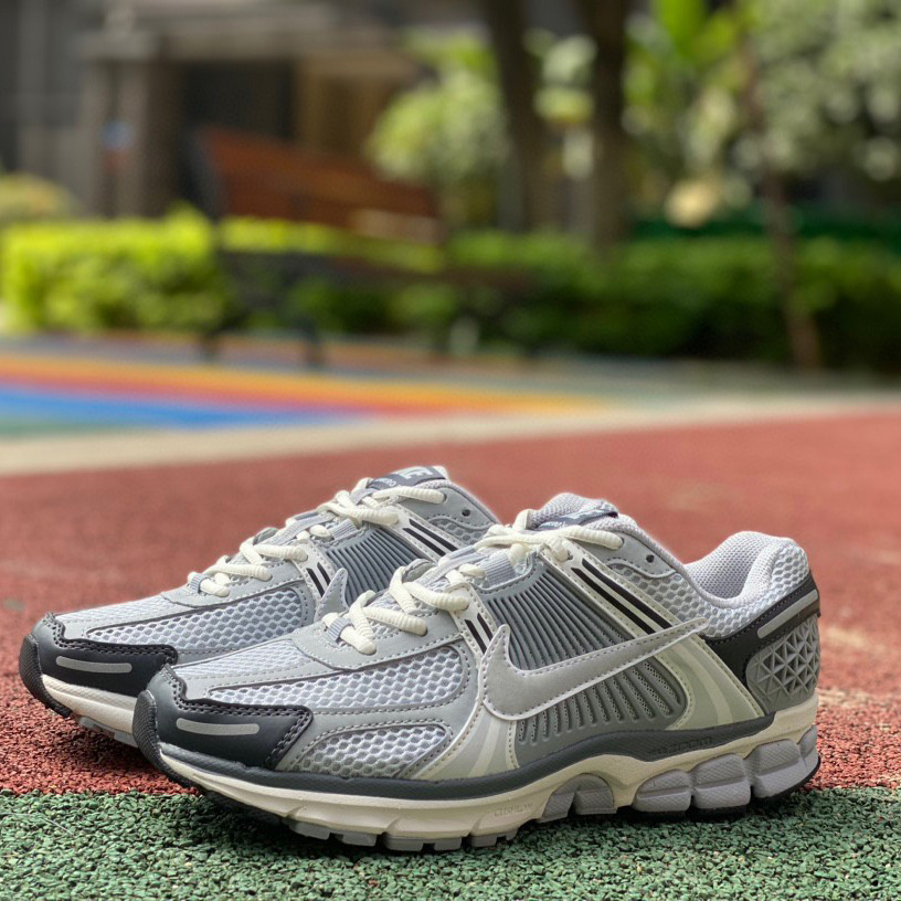 Nike Air Zoom Vomero Sneaker      FD9919-001 - DopestKickz