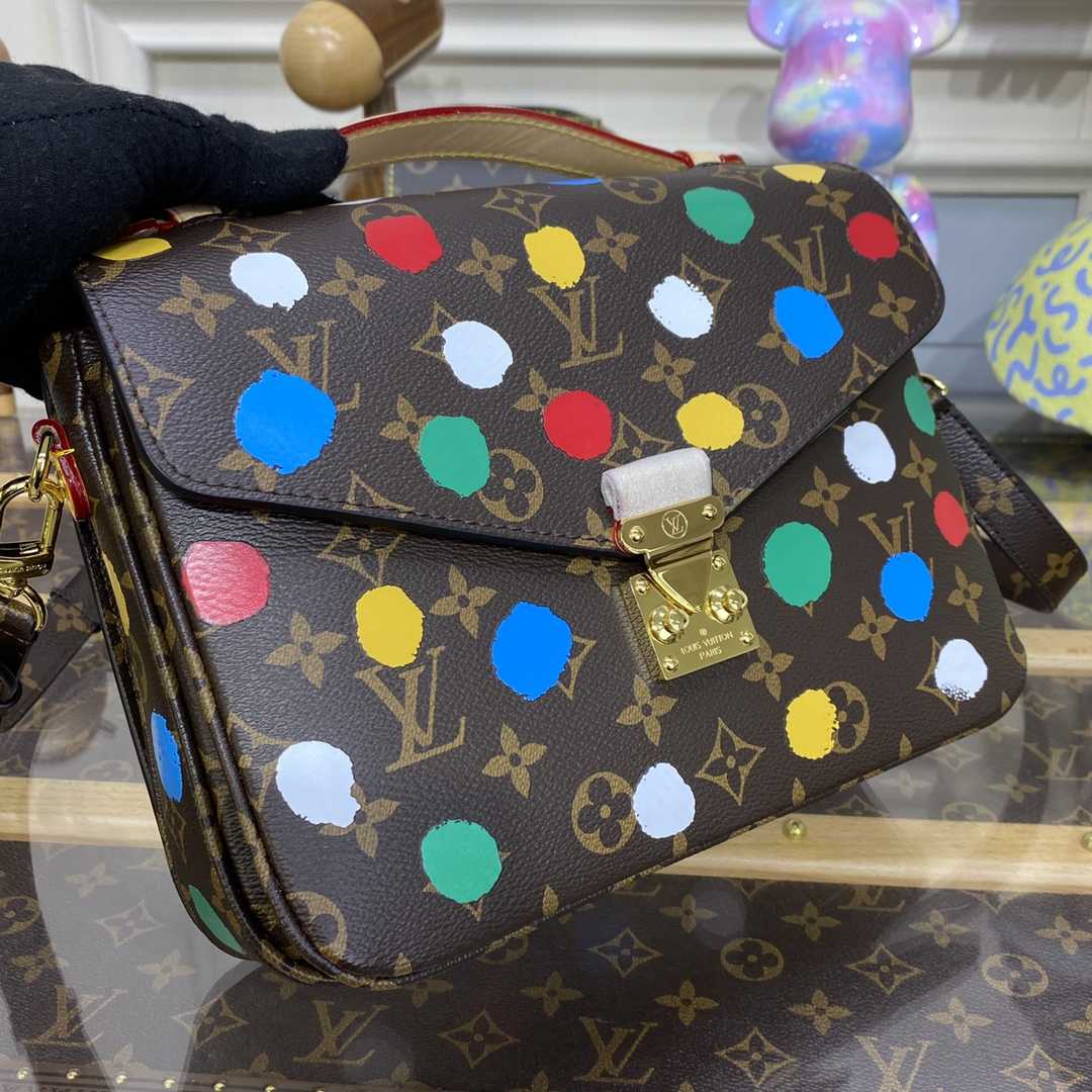 Louis Vuitton LV x YK Pochette Metis​  (25 x 19 x 7cm)       M46384 - DopestKickz