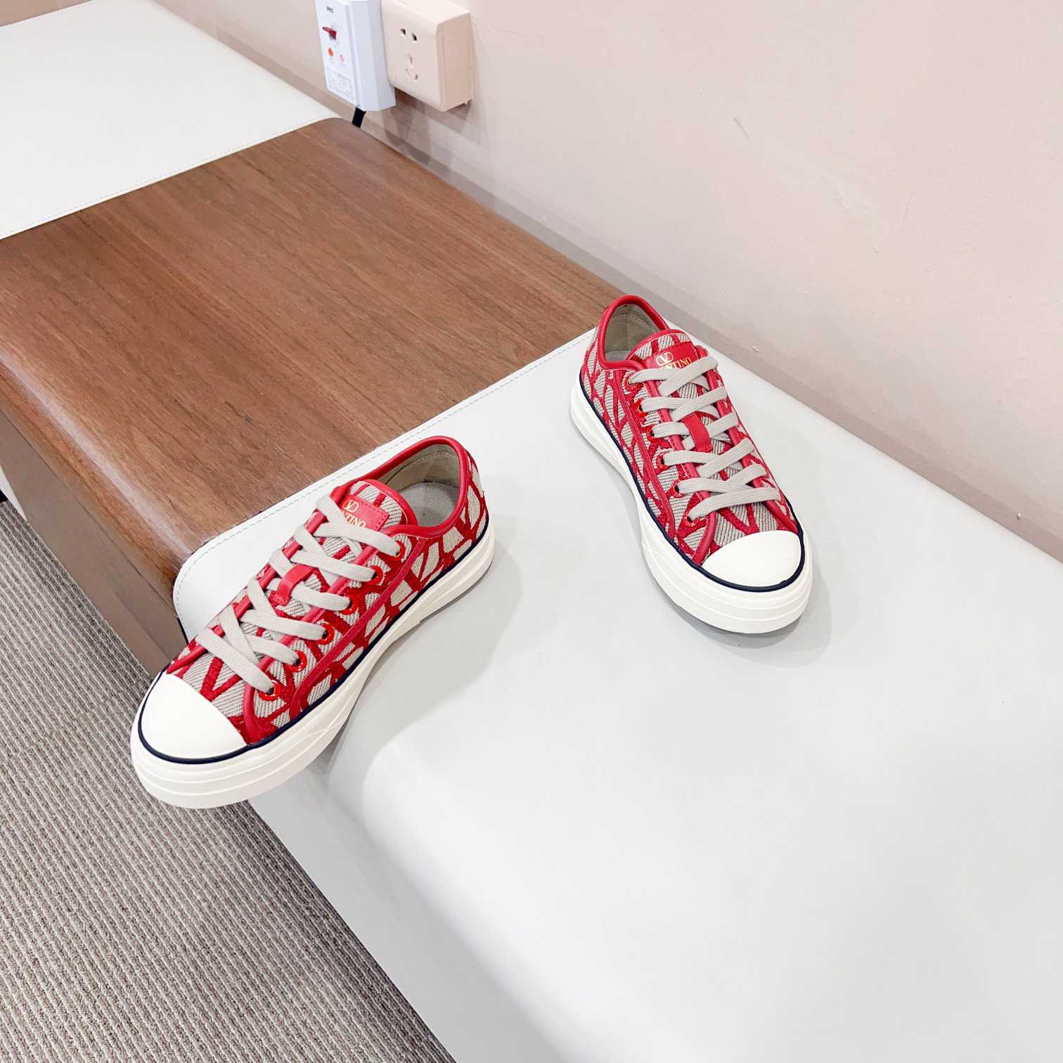 Valenti Toile Iconographe Totaloop Low-top Sneaker - DopestKickz