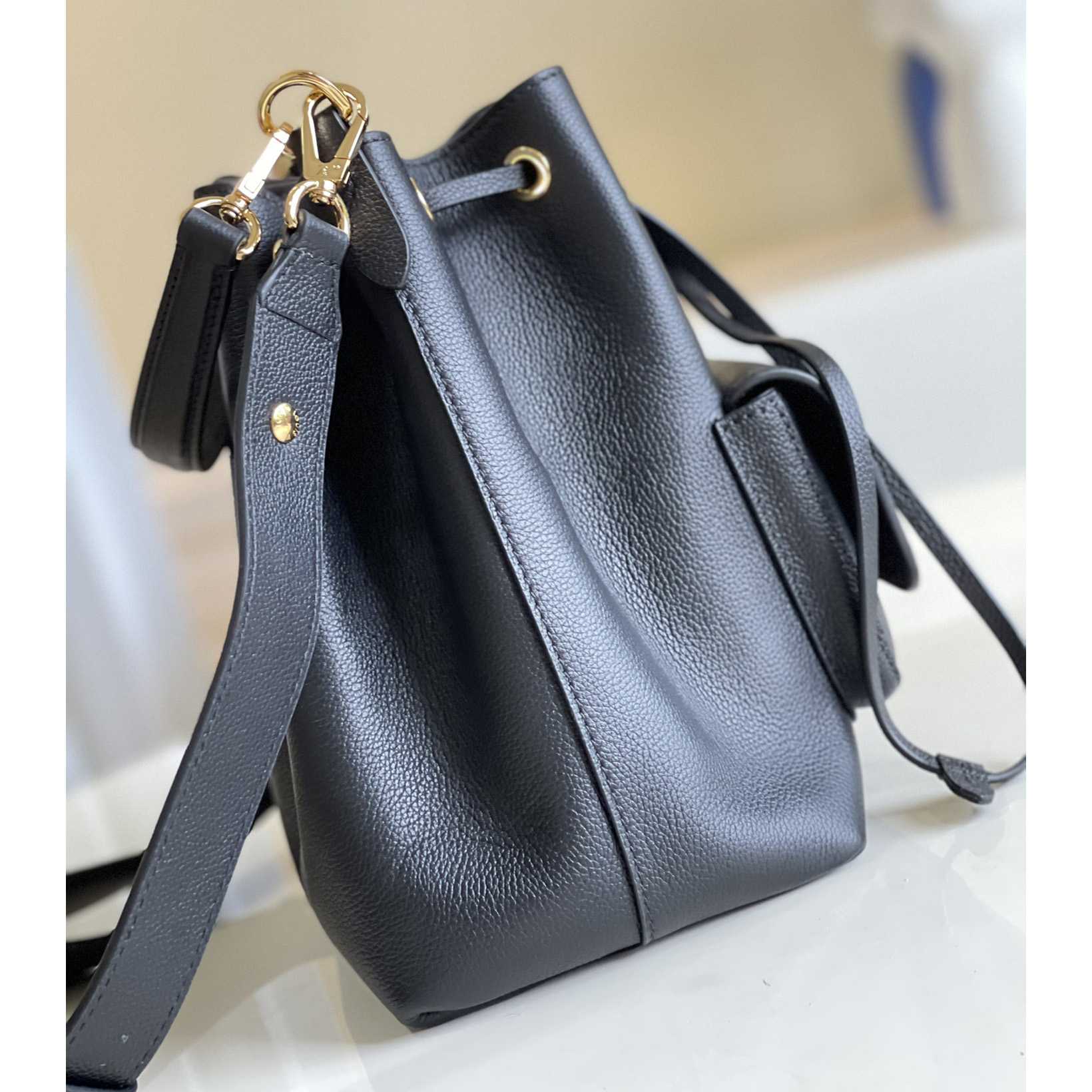 Louis Vuitton Lockme Bucket Black Calf (23-23-16cm)  M57687 - DopestKickz