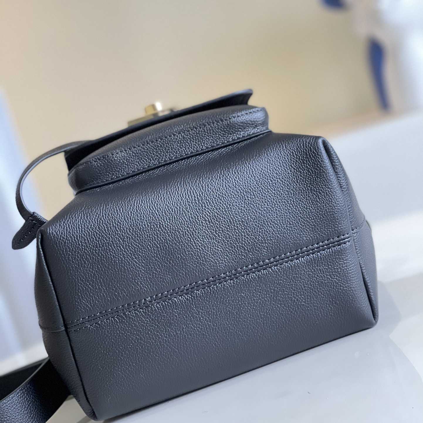 Louis Vuitton Lockme Bucket Black Calf (23-23-16cm)  M57687 - DopestKickz