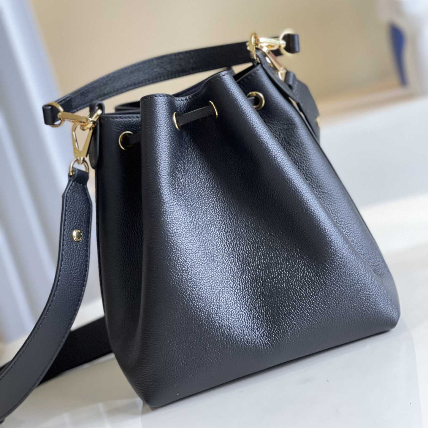 Louis Vuitton Lockme Bucket Black Calf (23-23-16cm)  M57687 - DopestKickz