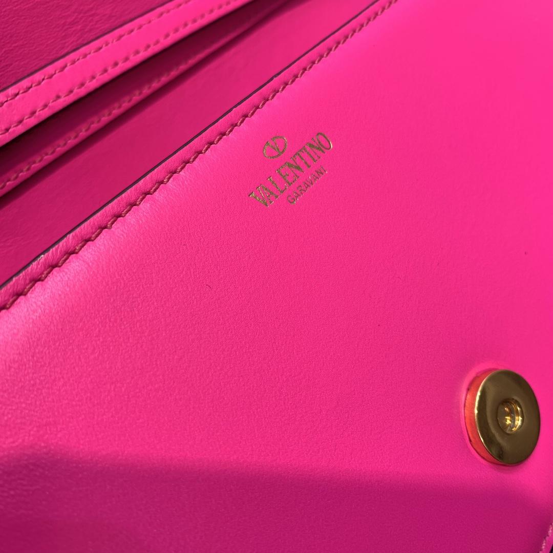 Valenti Garavani Locò Shoulder Bag (27-13-6cm) - DopestKickz