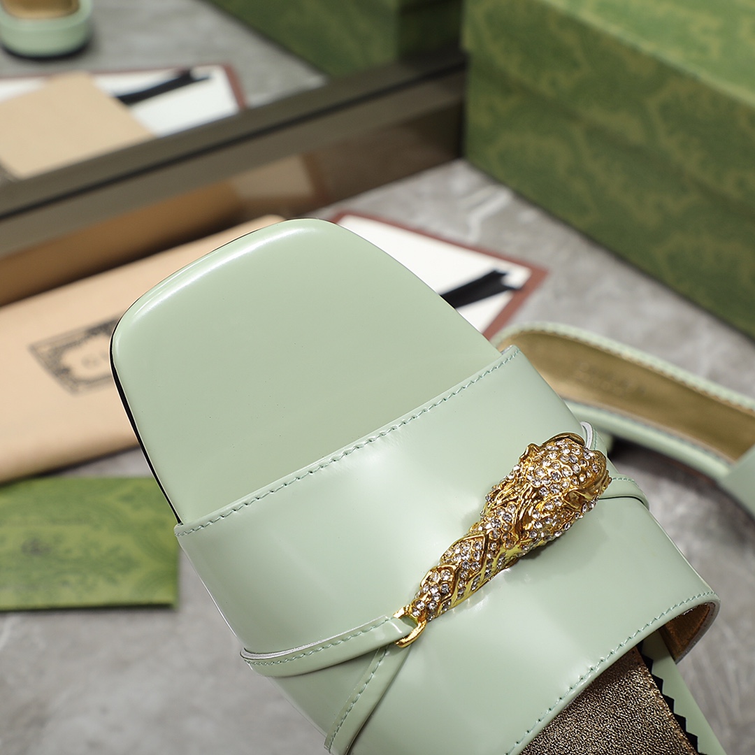 Gucci Women's Slide Sandal With Hardware - DopestKickz