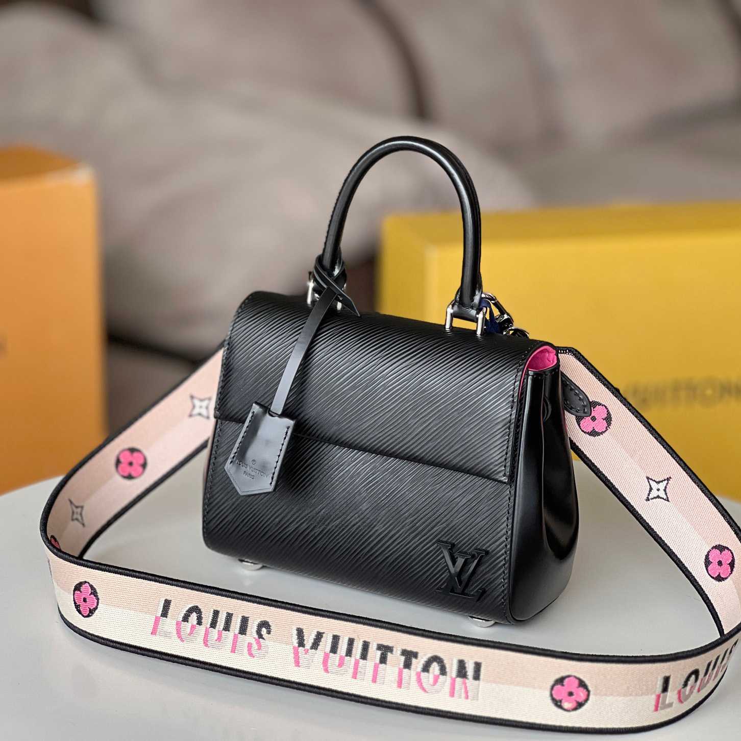 Louis Vuitton Cluny Mini (20 x 16 x 7.5cm)M58925 - DopestKickz