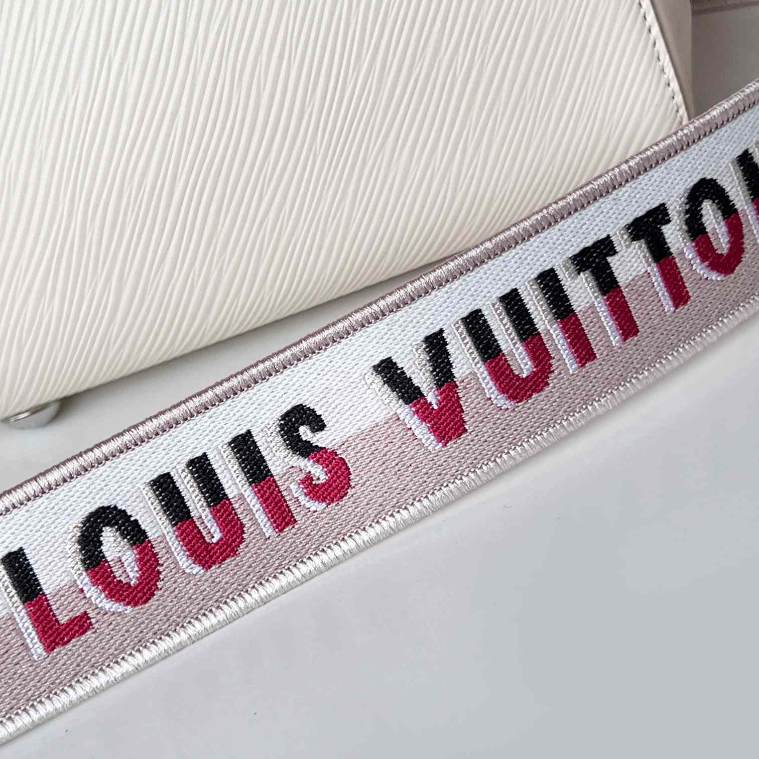 Louis Vuitton Cluny Mini (20 x 16 x 7.5cm)M58928 - DopestKickz