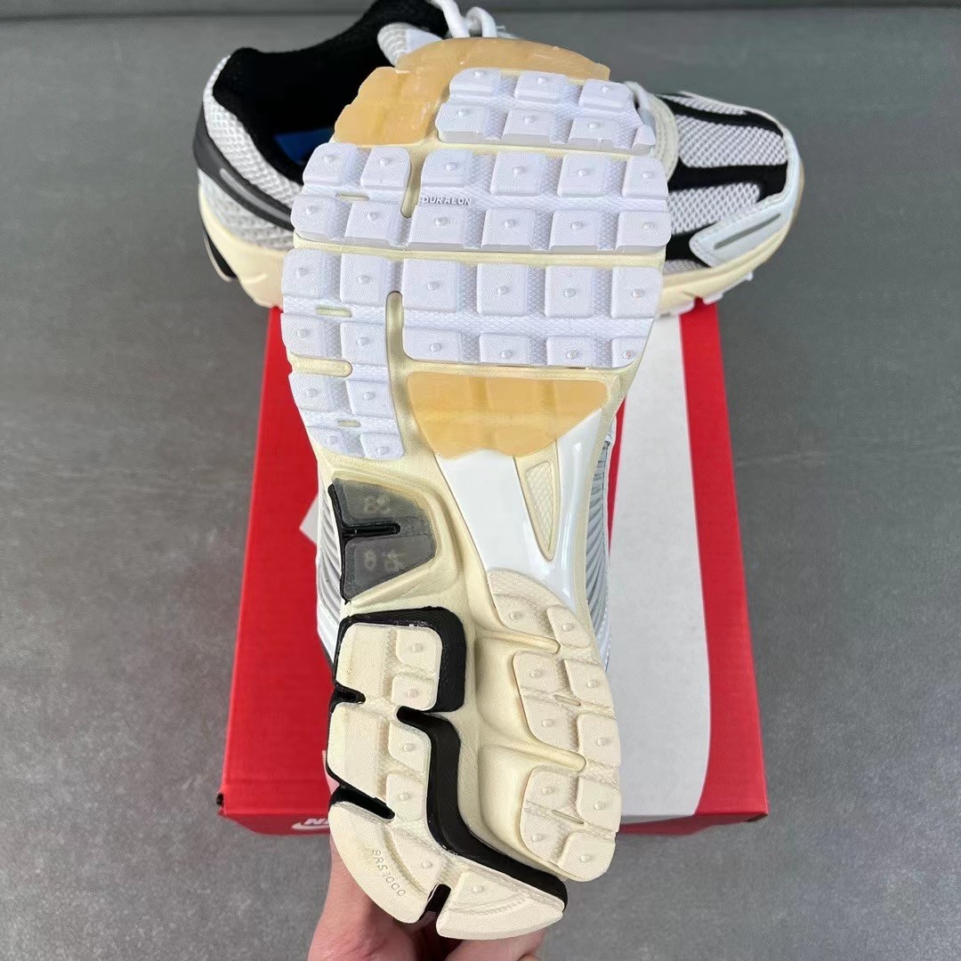 Nike Air Zoom Vomero 5 Sneaker     FN7649-110 - DopestKickz