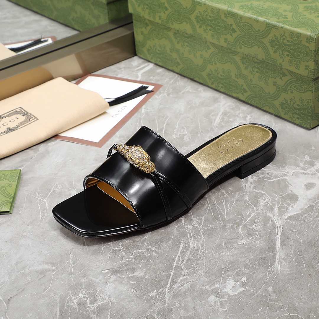 Gucci Women's Slide Sandal With Hardware - DopestKickz