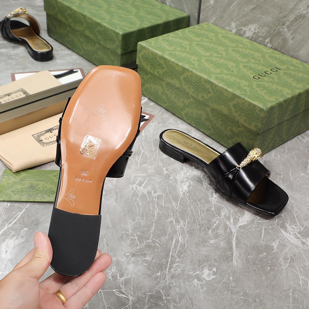 Gucci Women's Slide Sandal With Hardware - DopestKickz