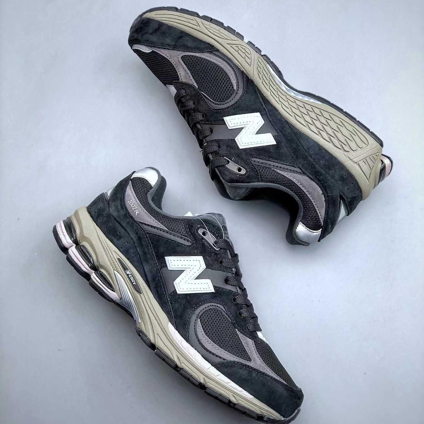 New Balance 2002R Trainers - DopestKickz