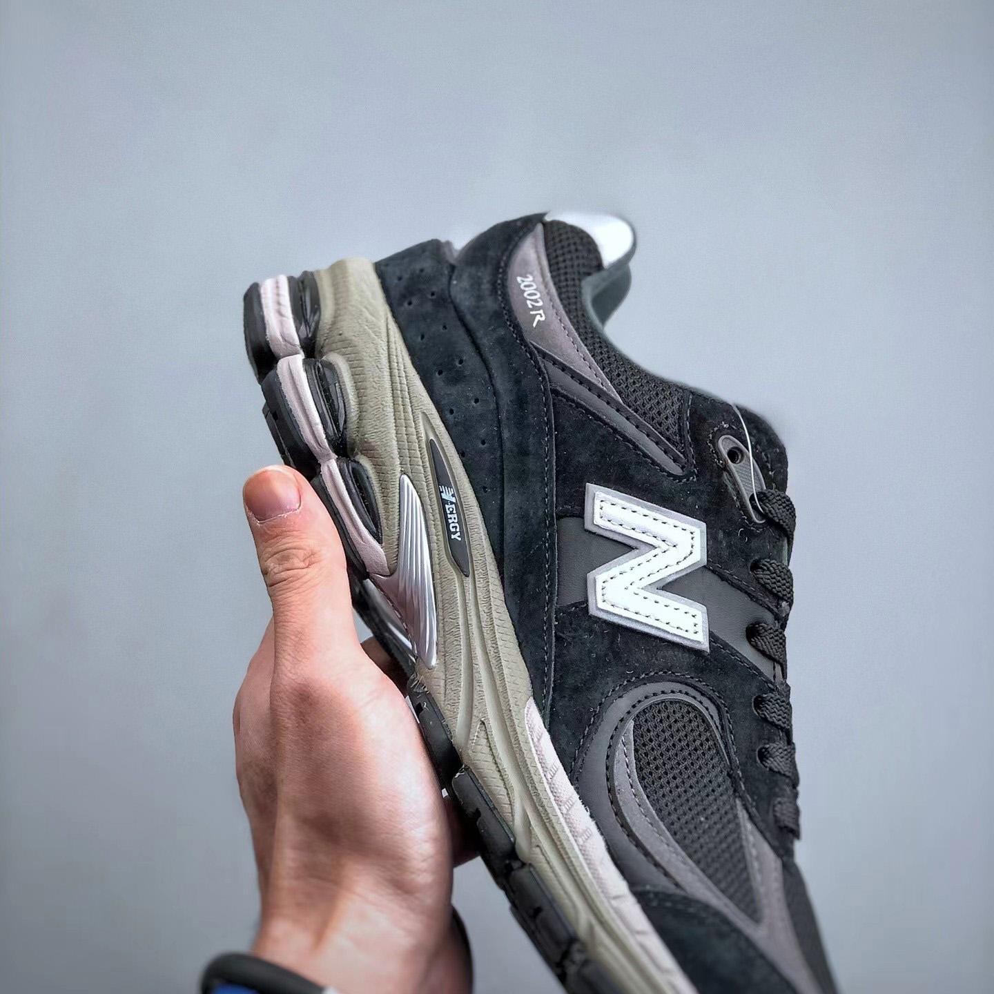 New Balance 2002R Trainers - DopestKickz