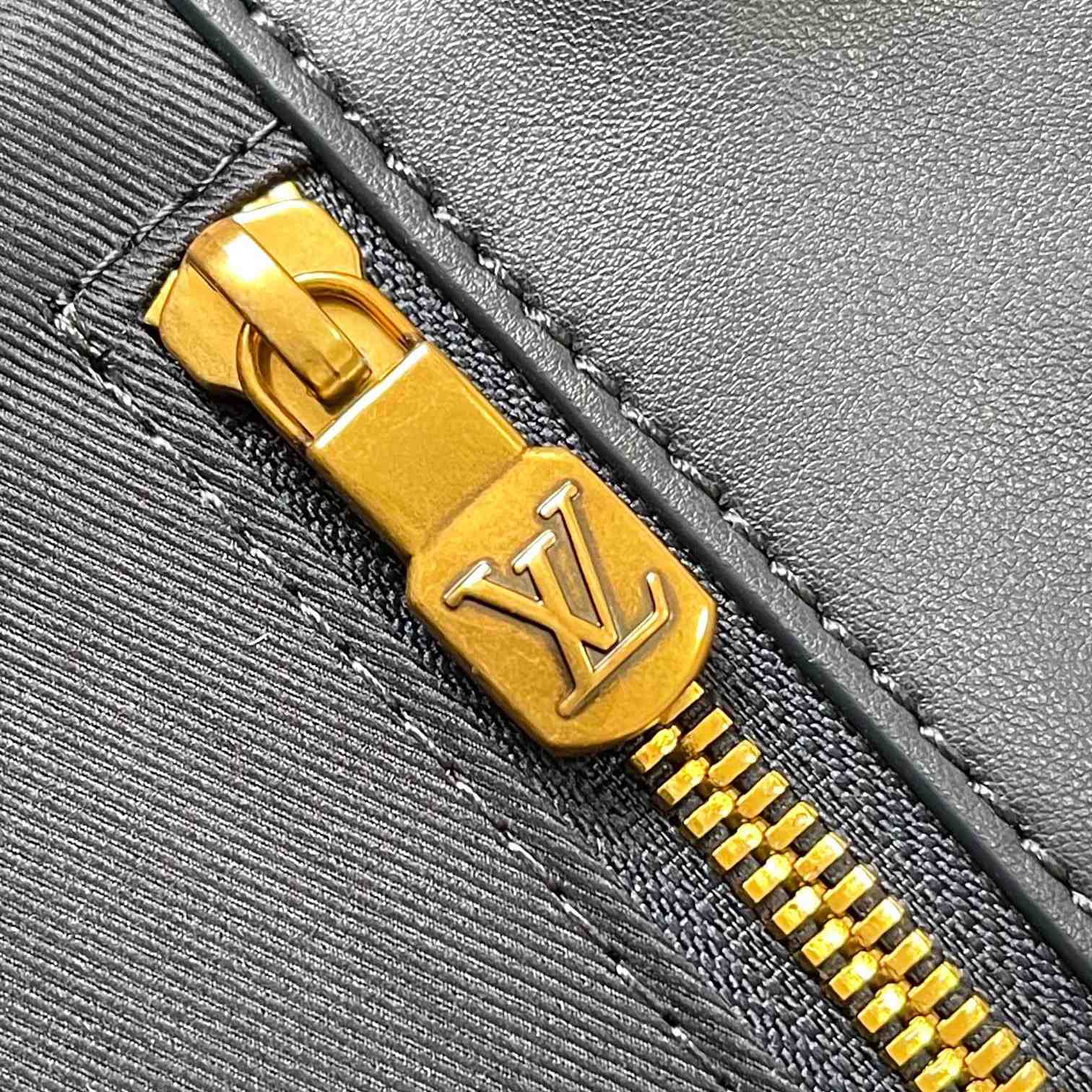 Louis Vuitton Sac Plat 24H (43 x 34 x 17.5cm)  M46812 - DopestKickz