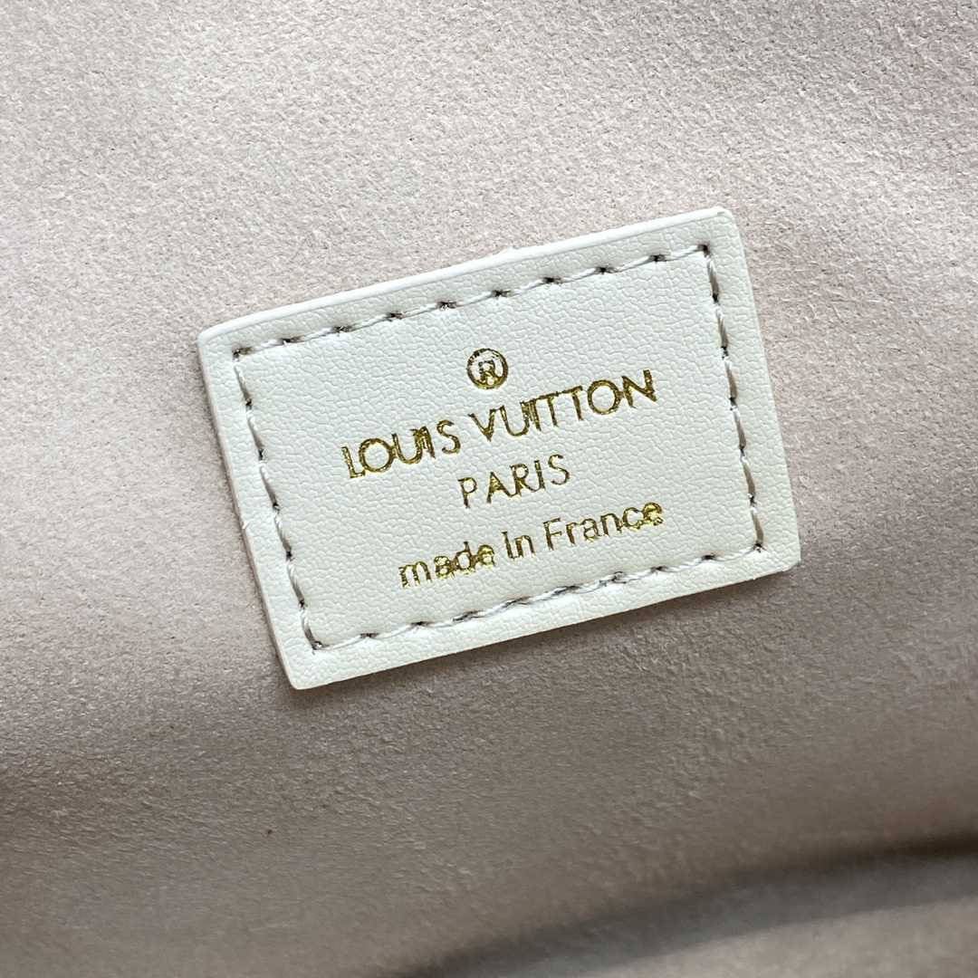 Louis Vuitton Saumur BB  (20-16-7.5CM)   M23746 - DopestKickz