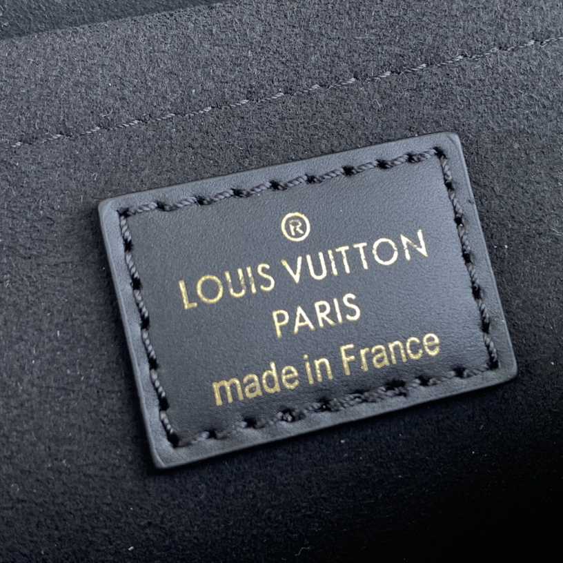Louis Vuitton OnTheGo East West  (25-13-10 cm) M23640 - DopestKickz